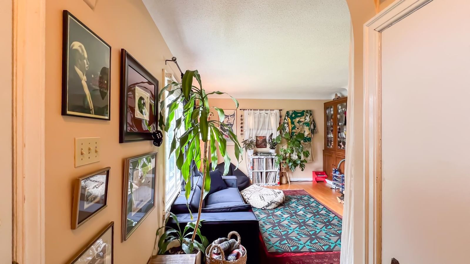 Listing Image 4
