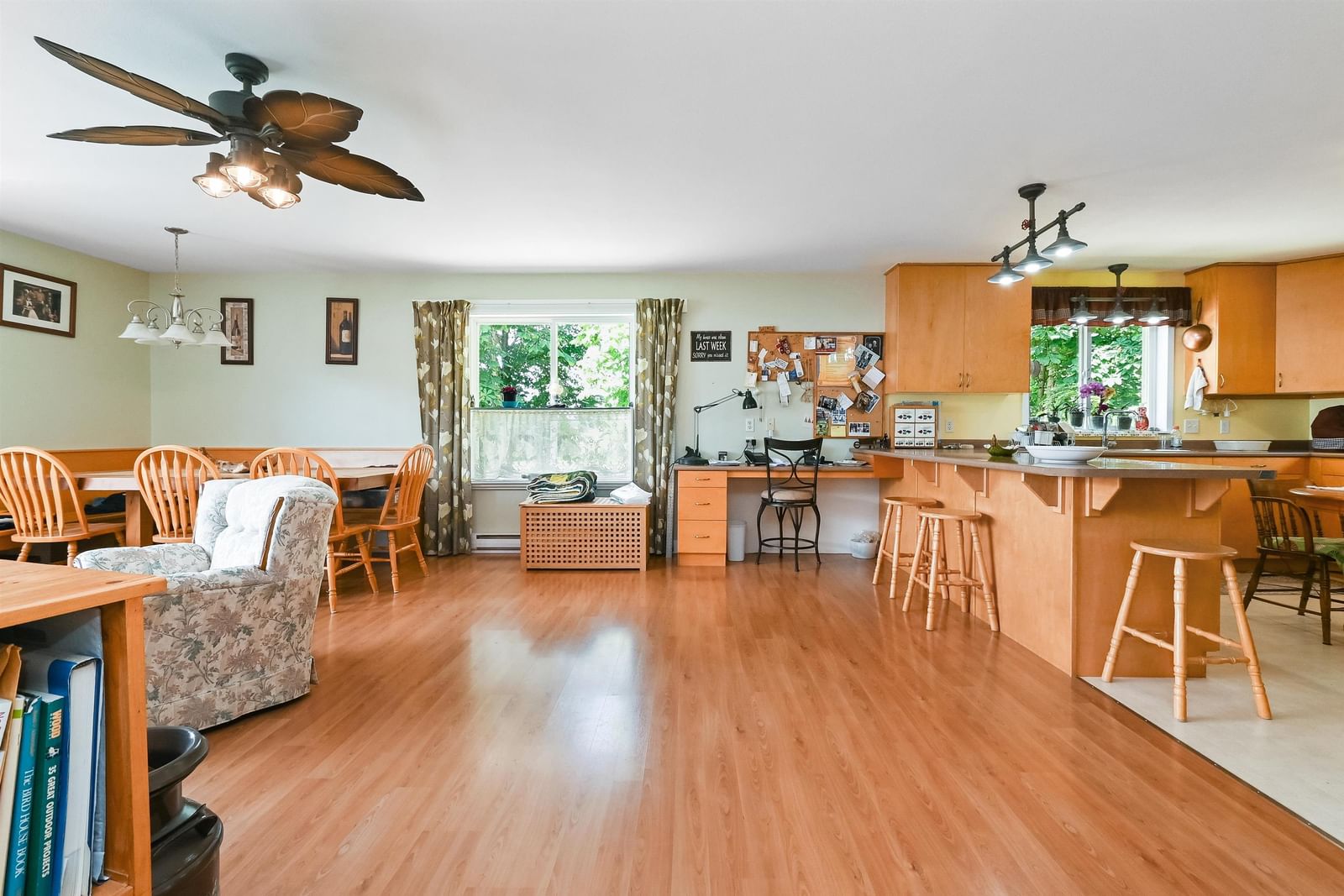 Listing Image 4