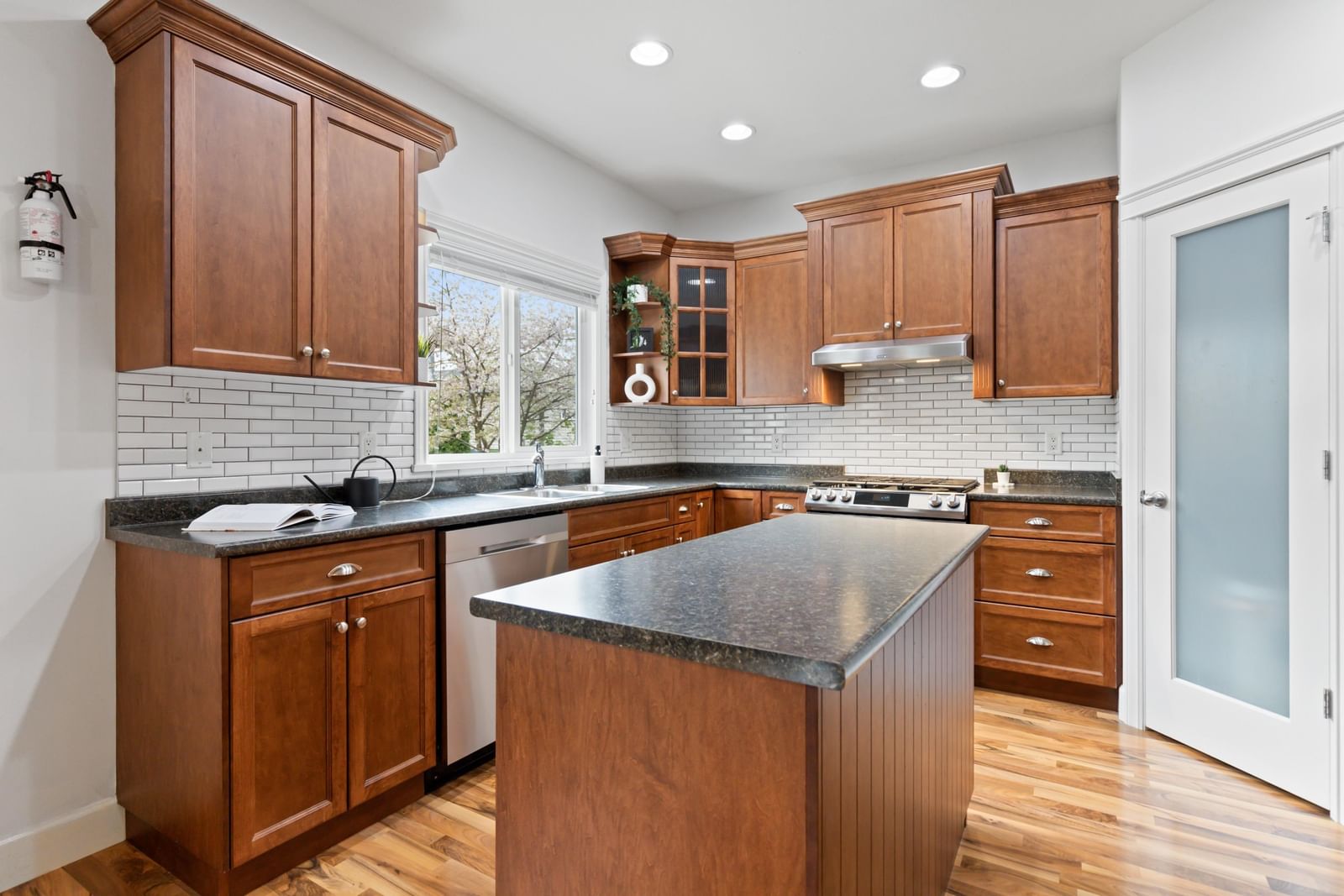 Listing Image 11