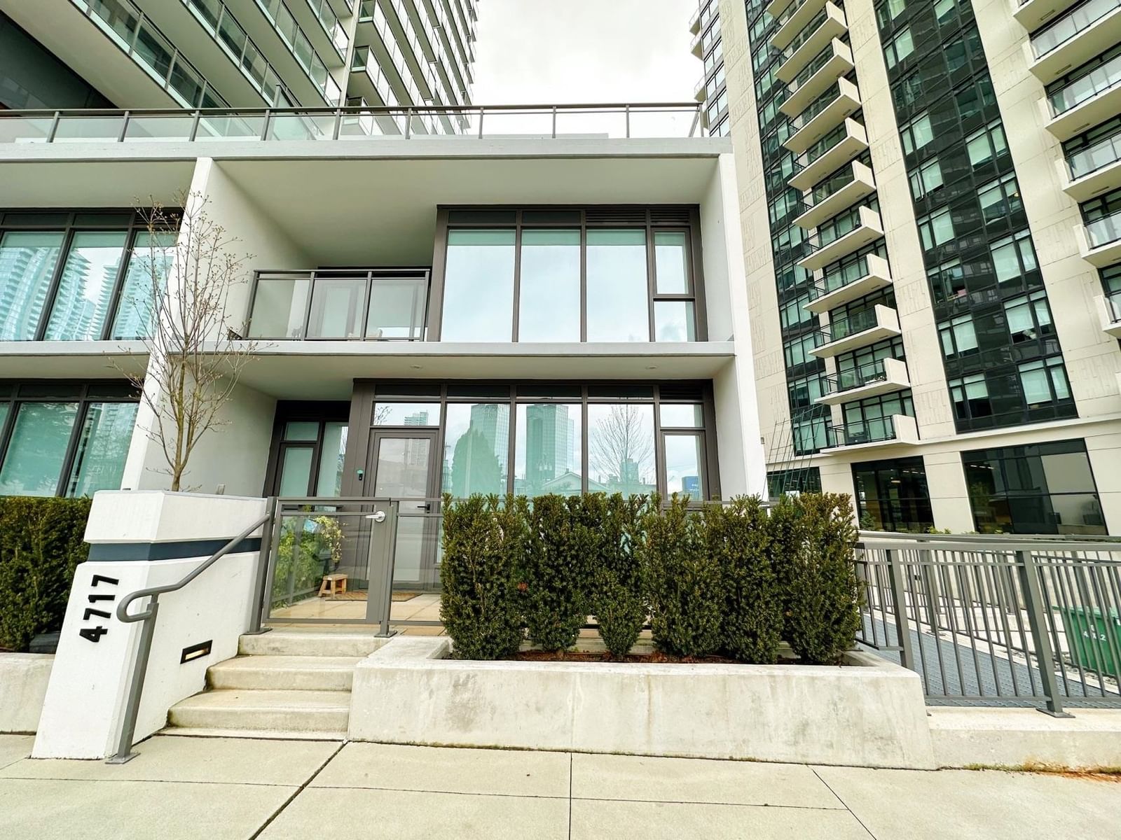 Listing Image 12