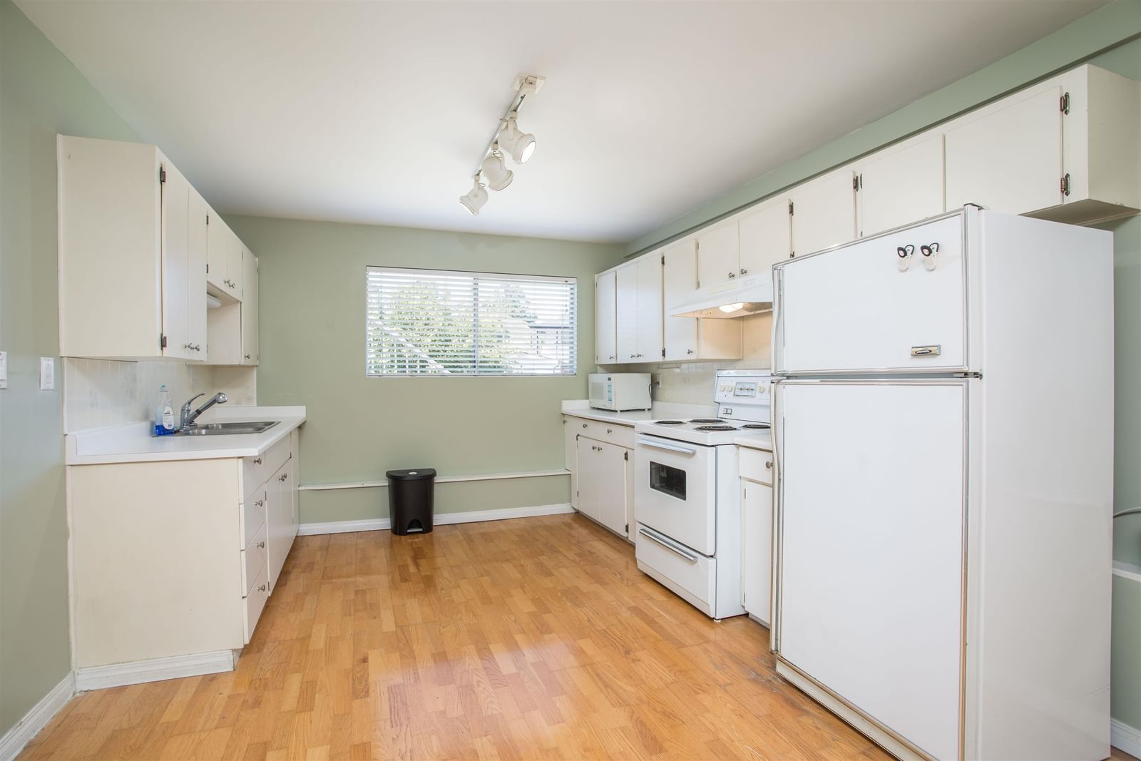 Listing Image 17