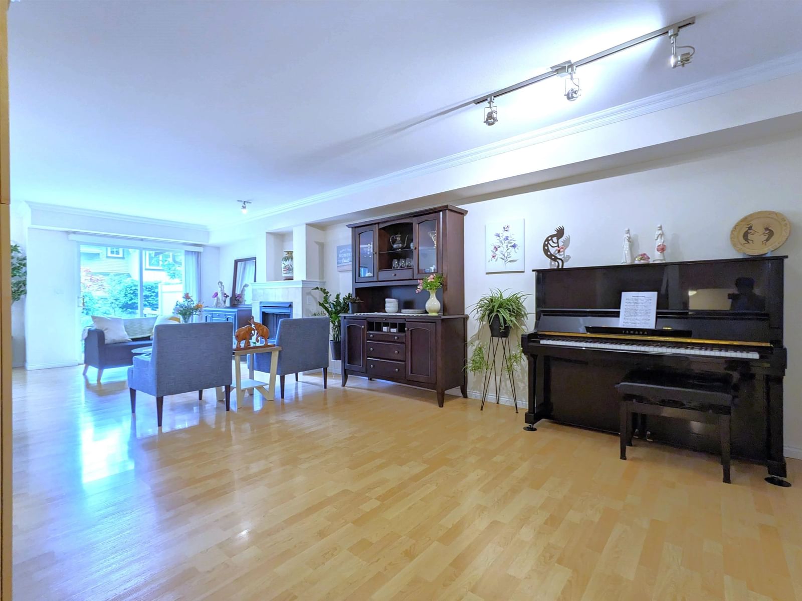 Listing Image 5
