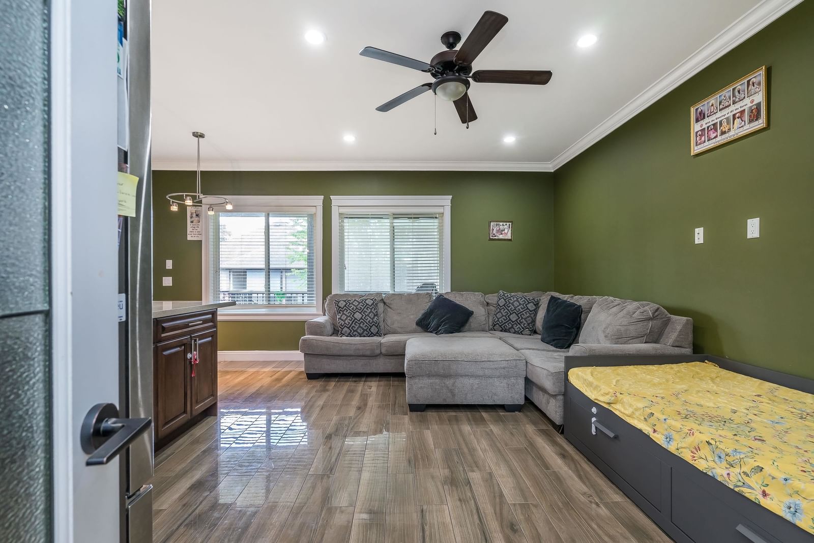 Listing Image 11