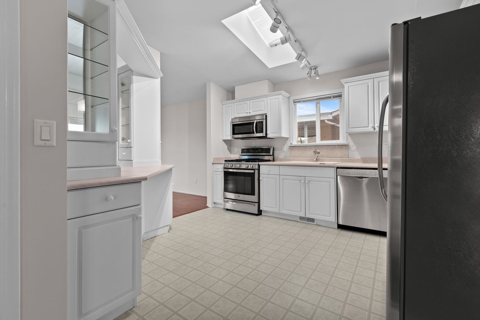 Listing Image 6