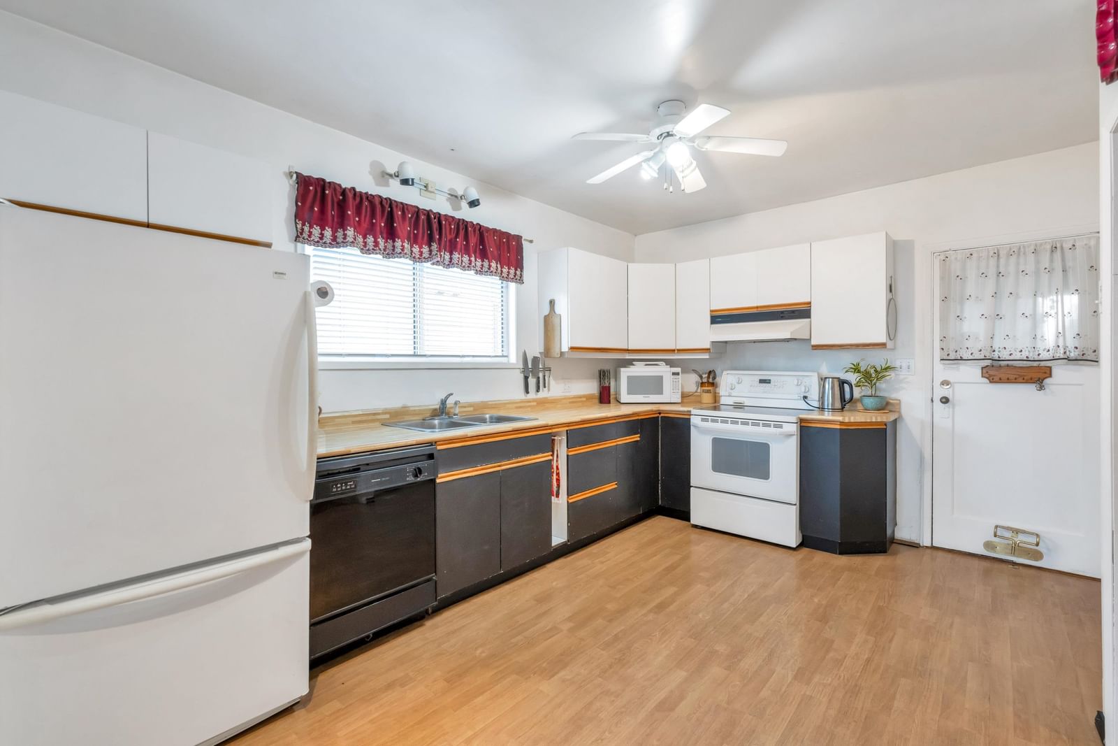 Listing Image 11