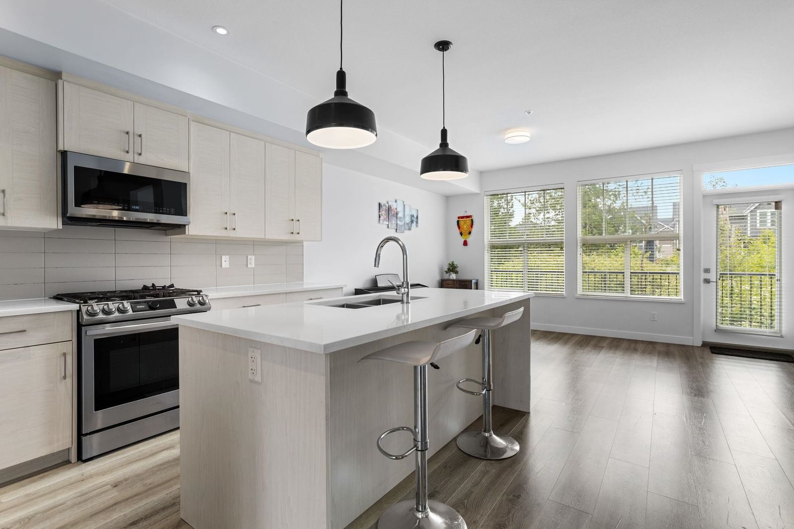 Listing Image 11