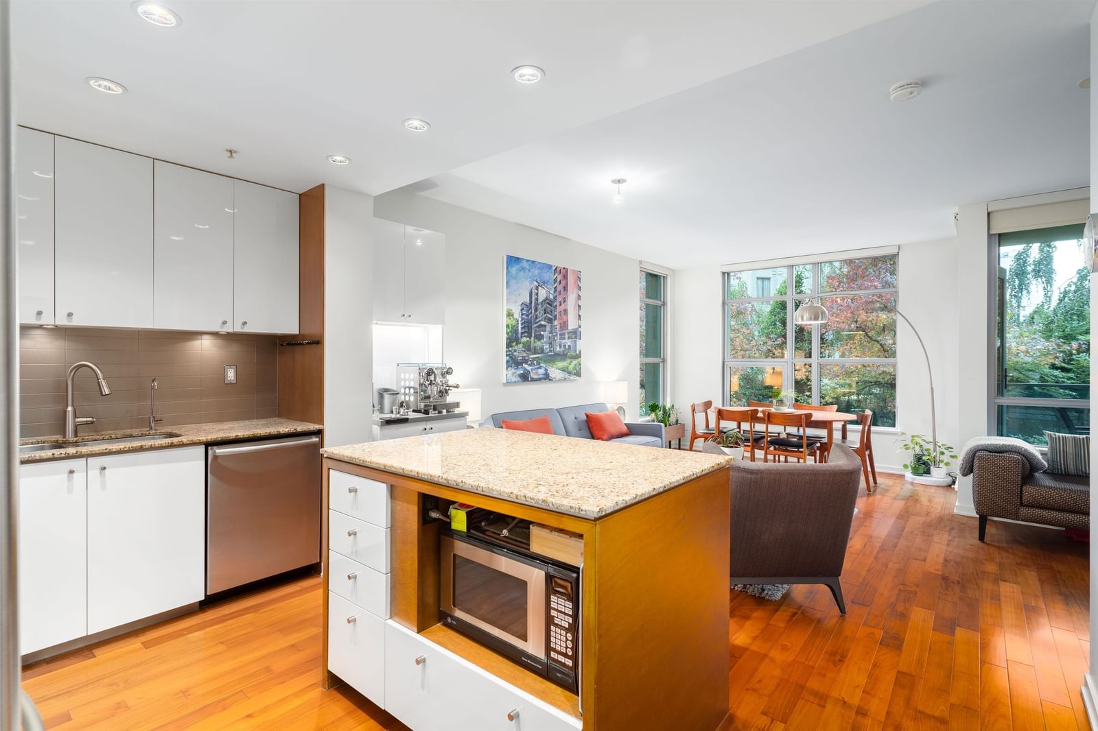 Listing Image 11