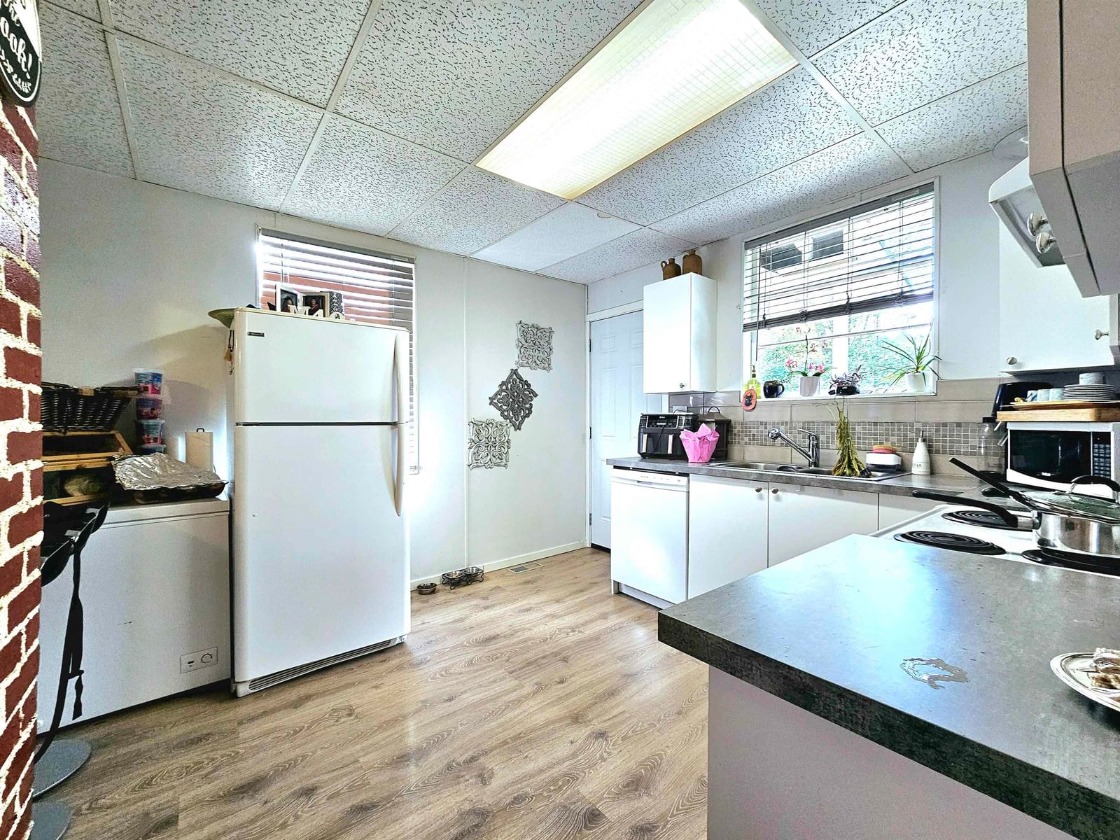 Listing Image 11