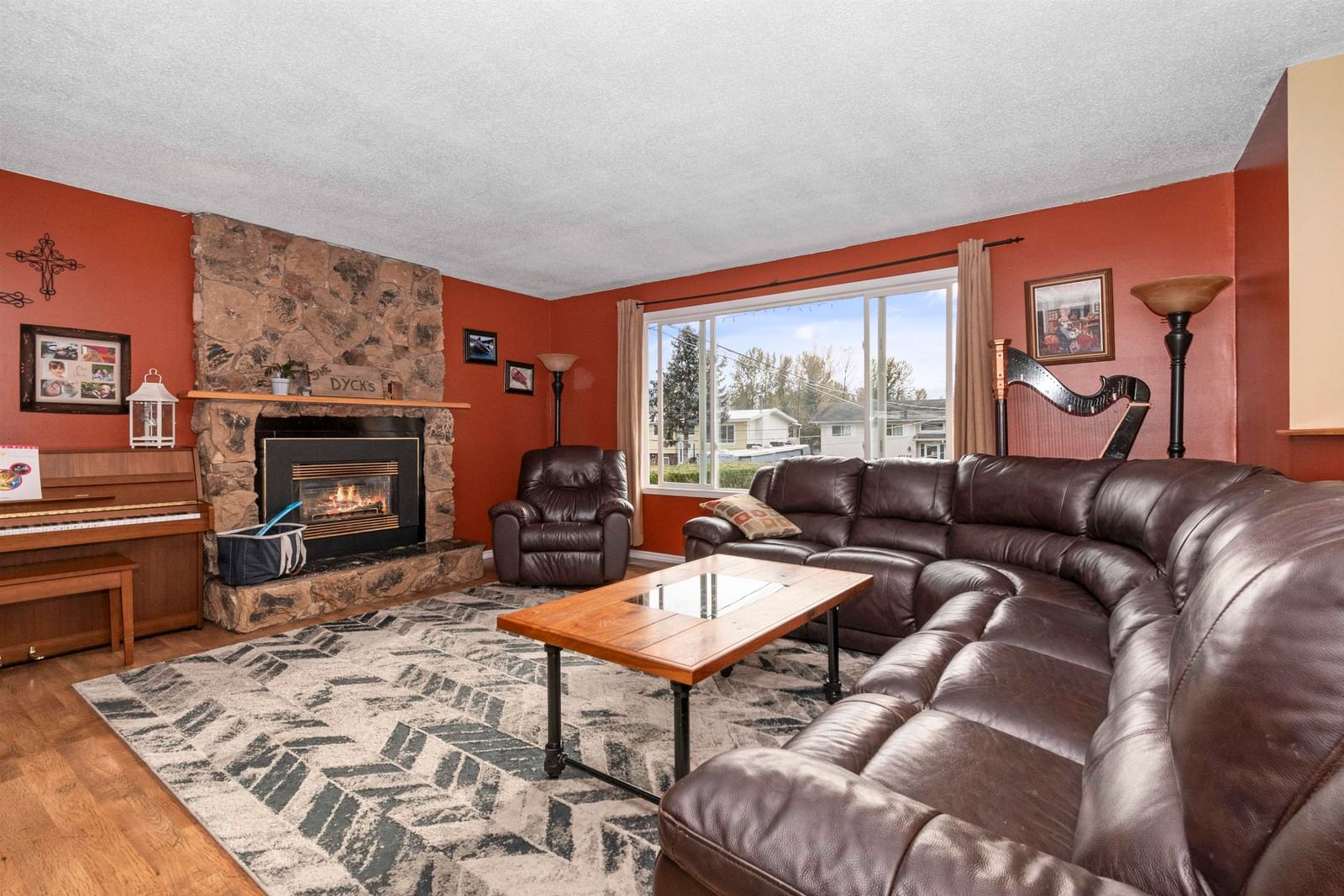 Listing Image 4