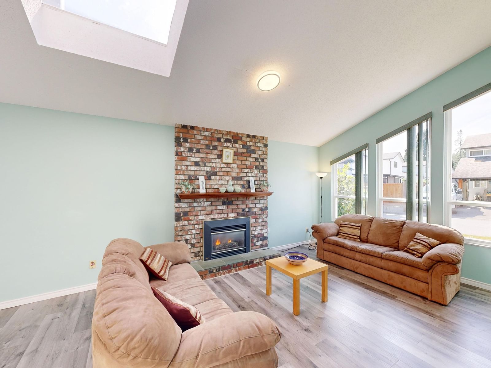 Listing Image 4