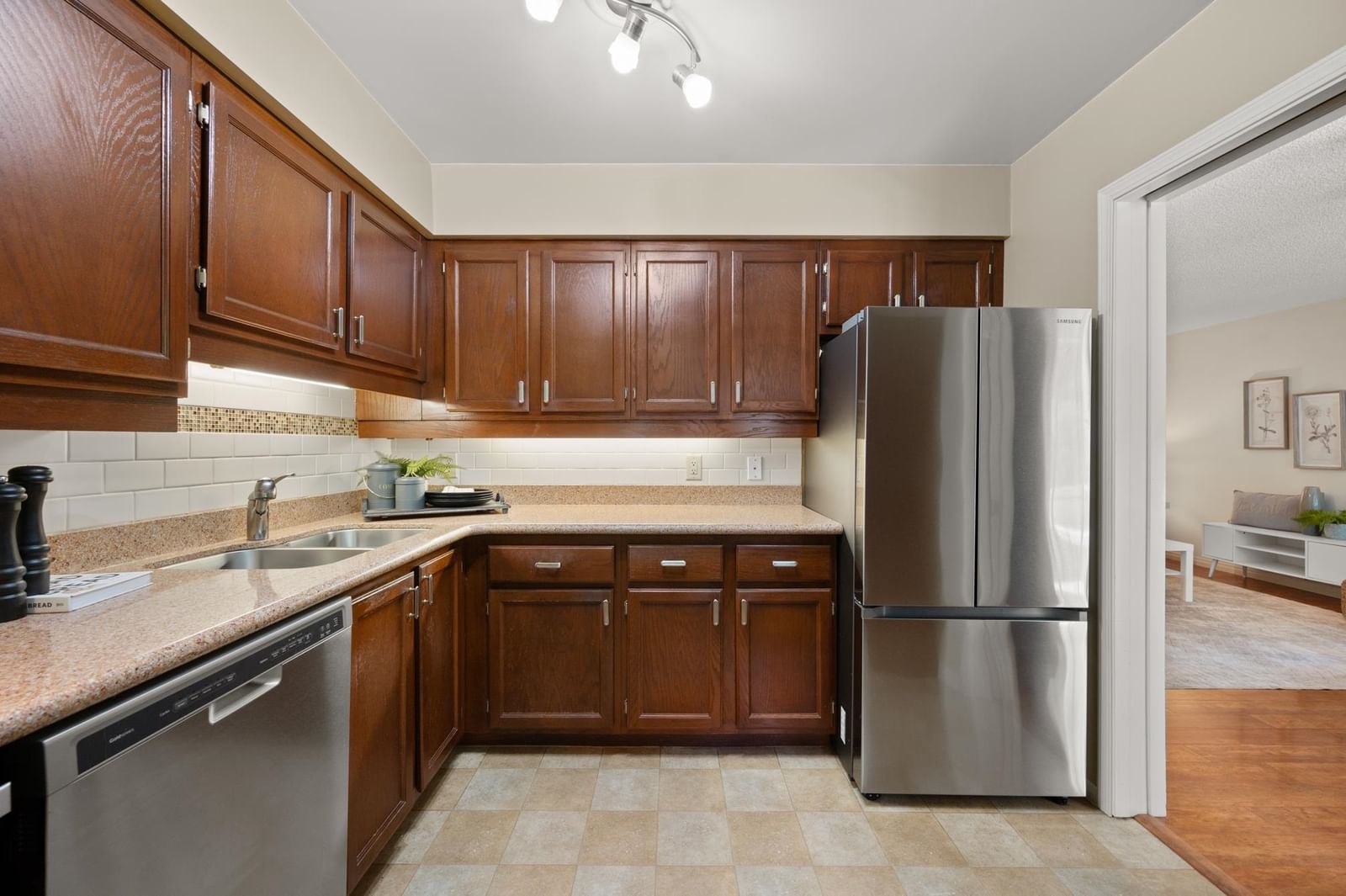 Listing Image 11