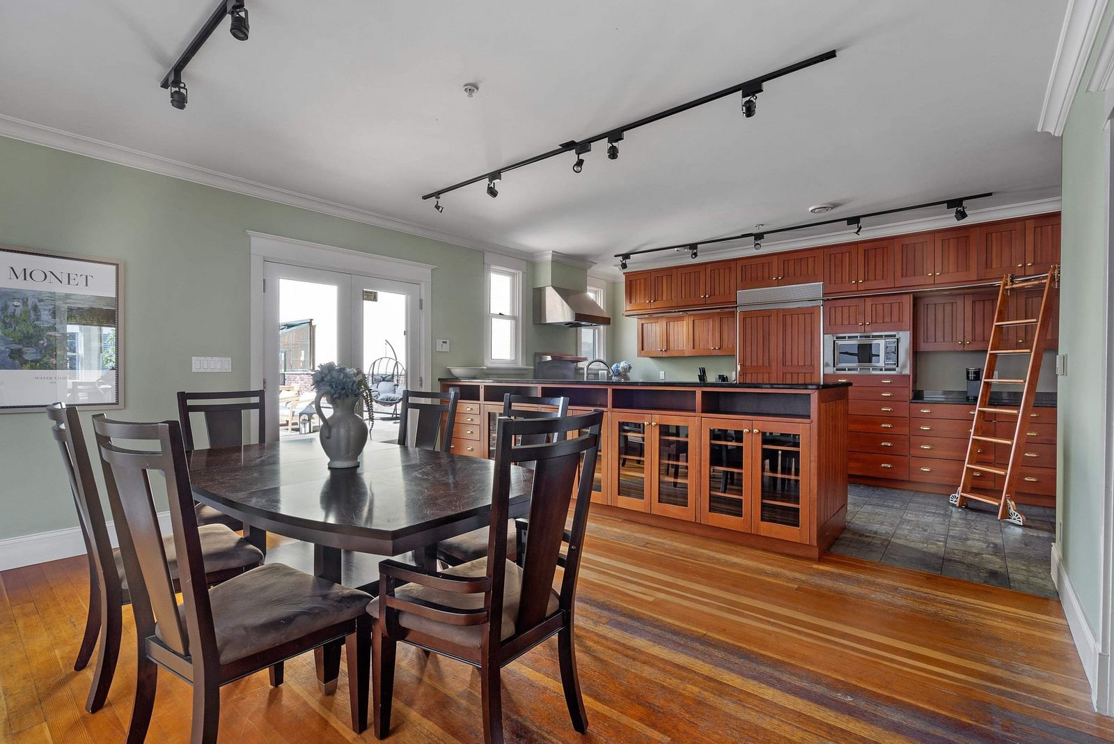 Listing Image 4