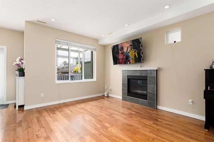Listing Image 4