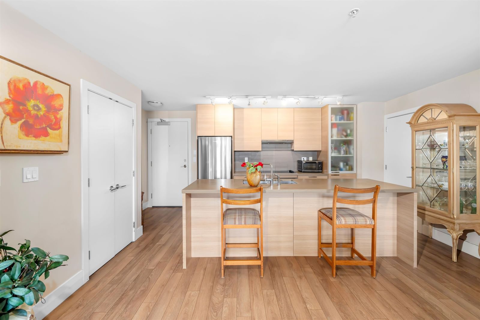 Listing Image 11