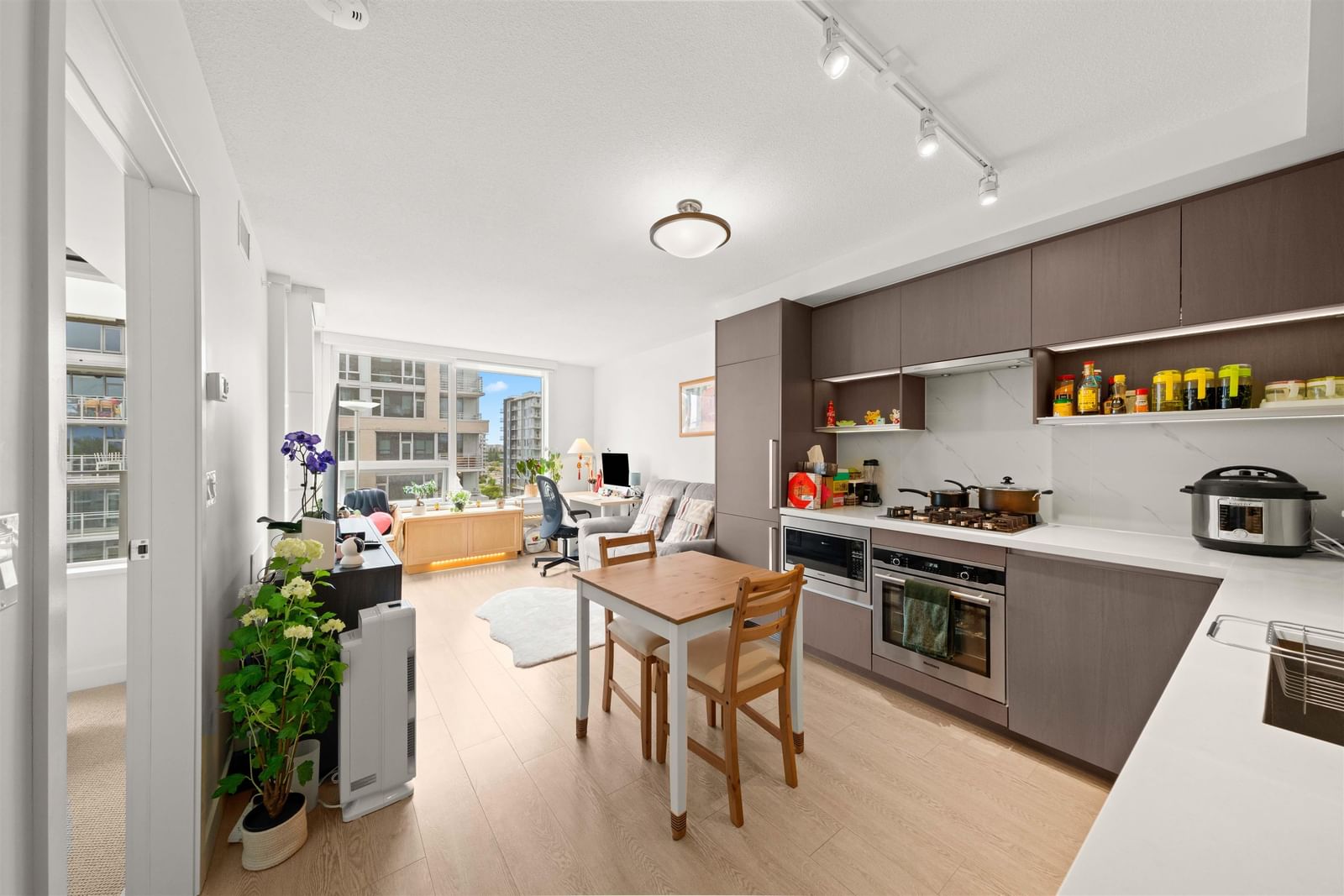 Listing Image 10