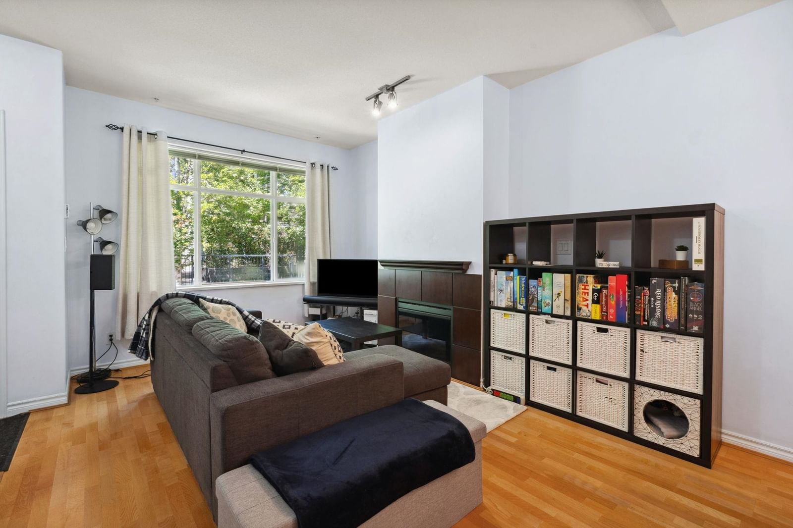 Listing Image 4