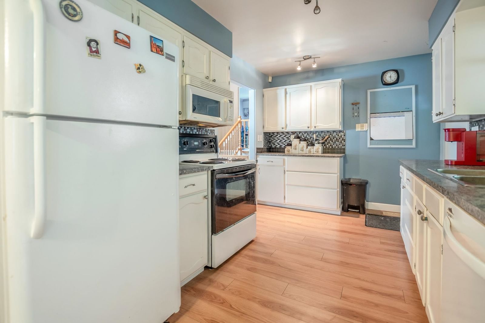 Listing Image 11