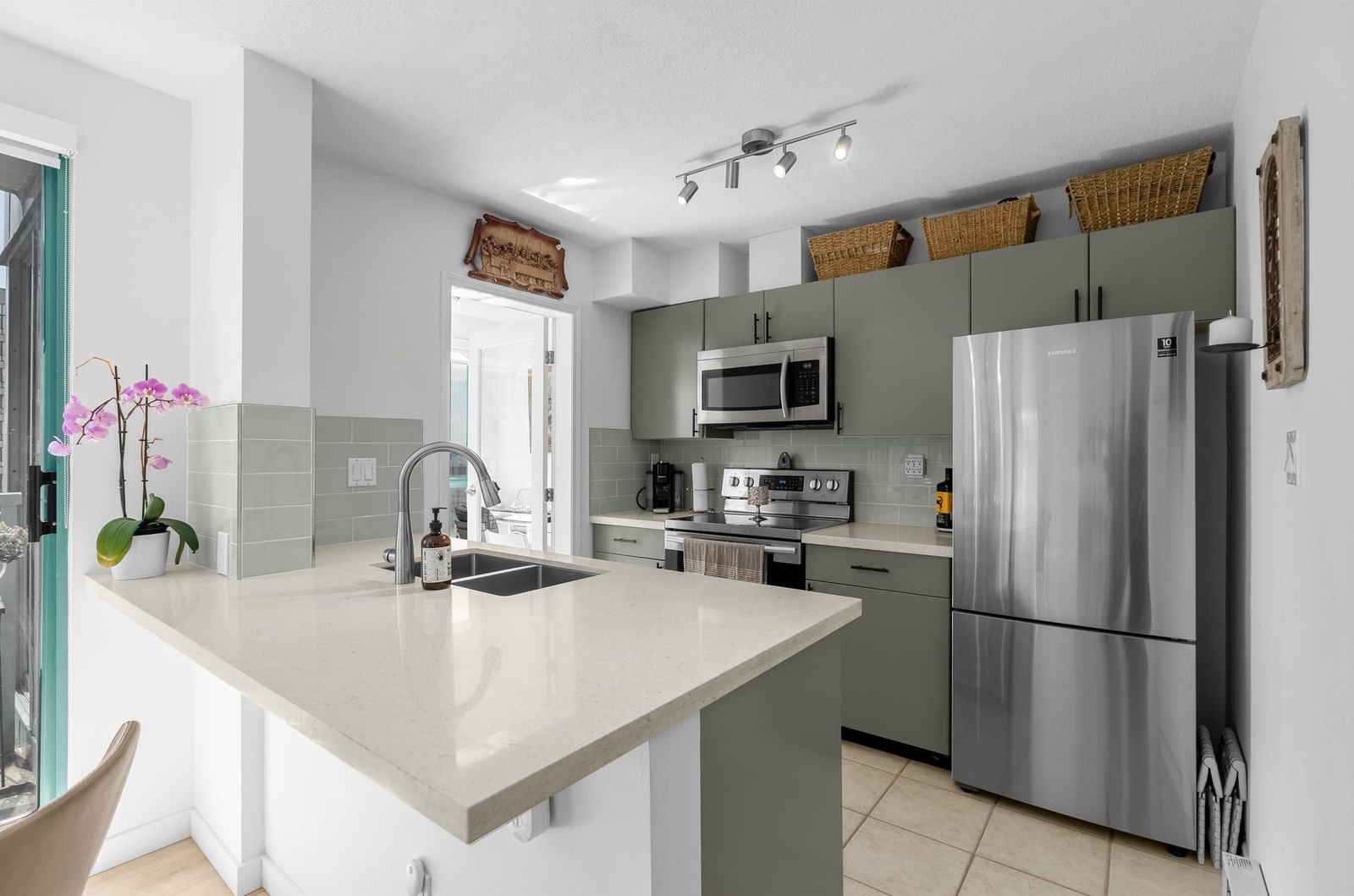 Listing Image 6