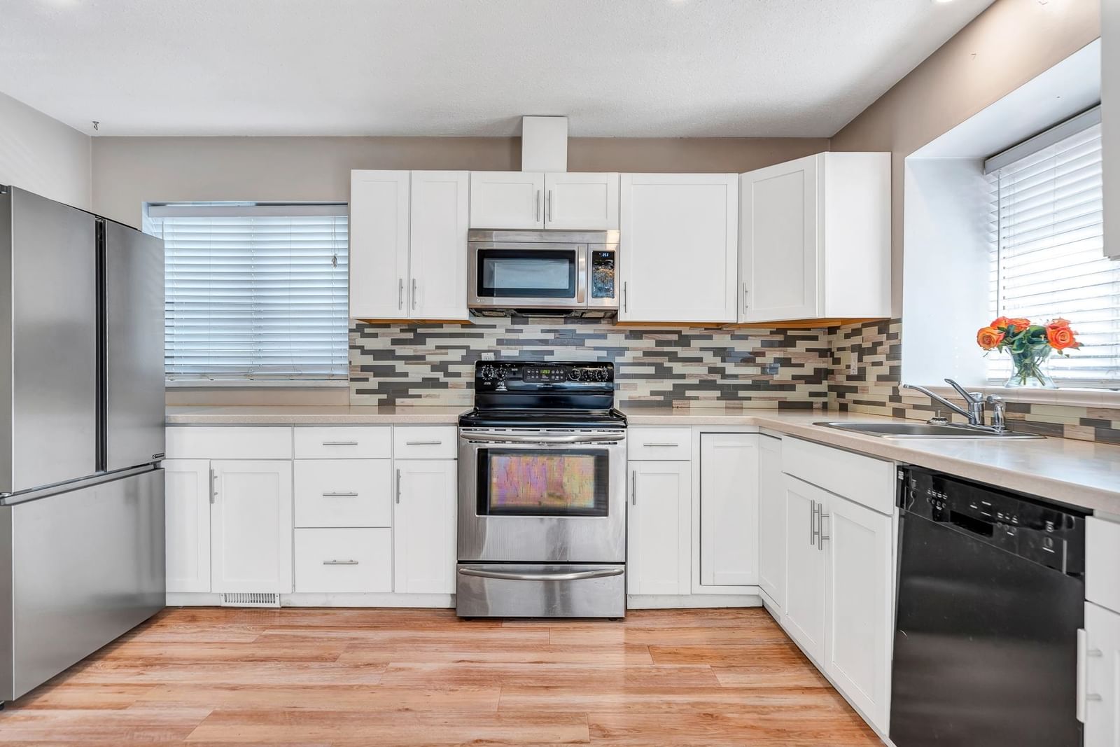 Listing Image 12