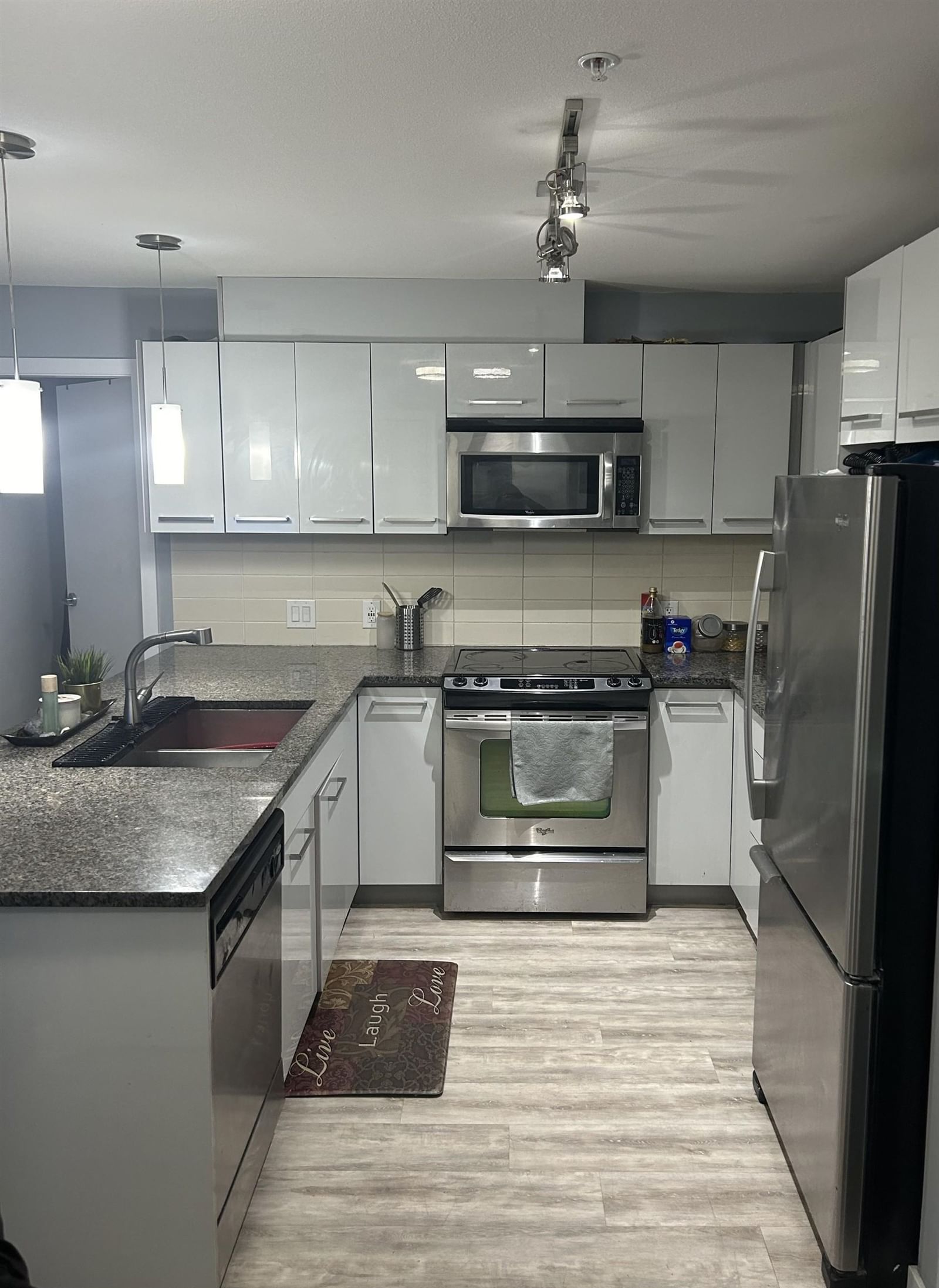 Listing Image 4