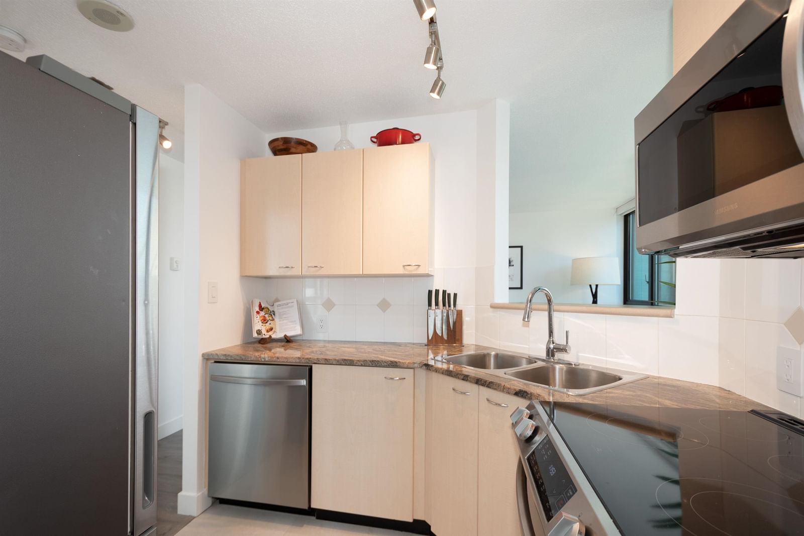 Listing Image 11