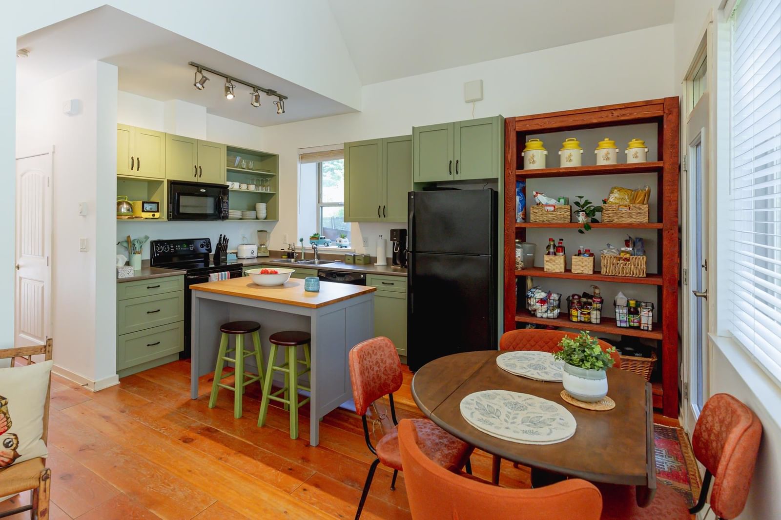 Listing Image 10