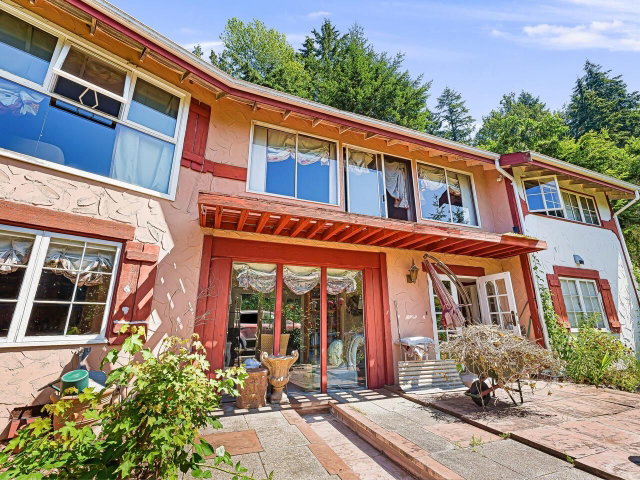 35 Lions Bay Avenue