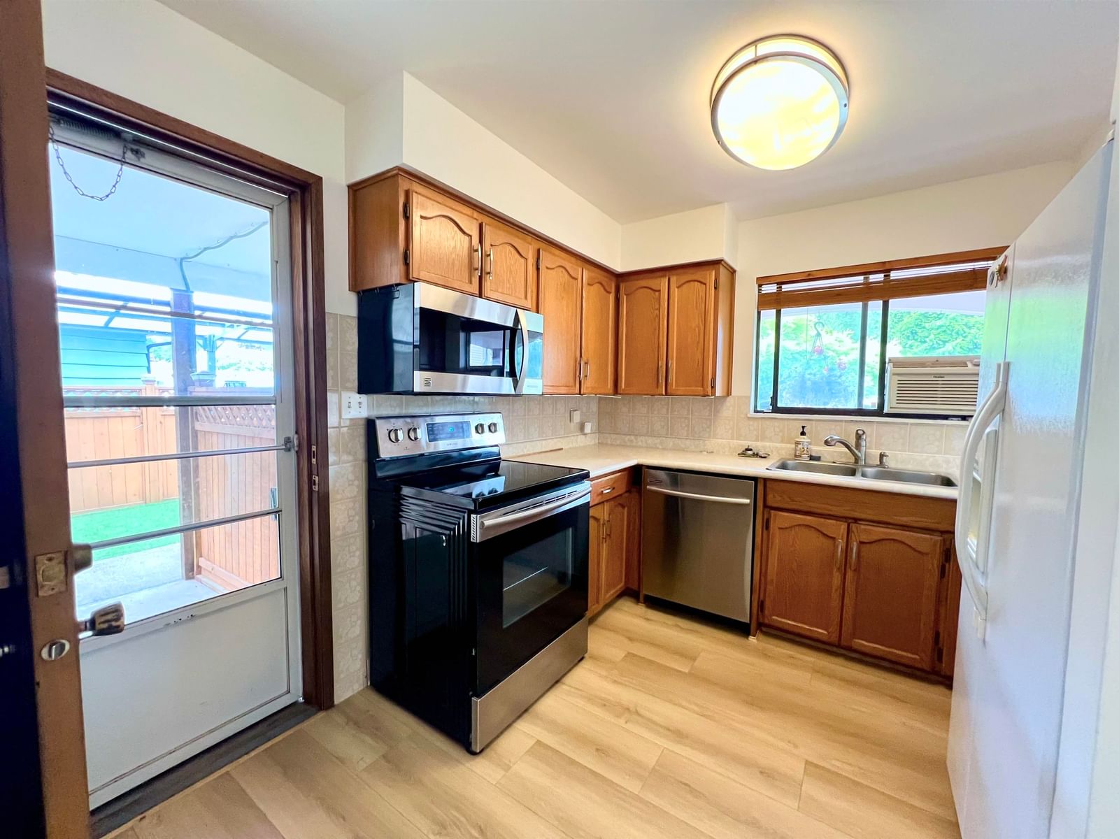 Listing Image 10