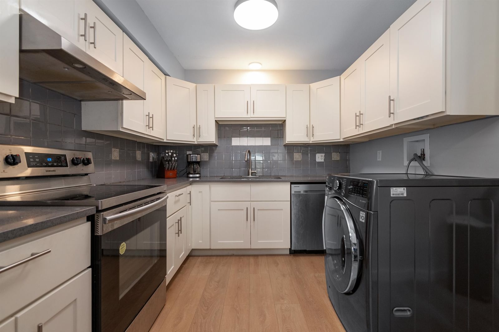 Listing Image 6