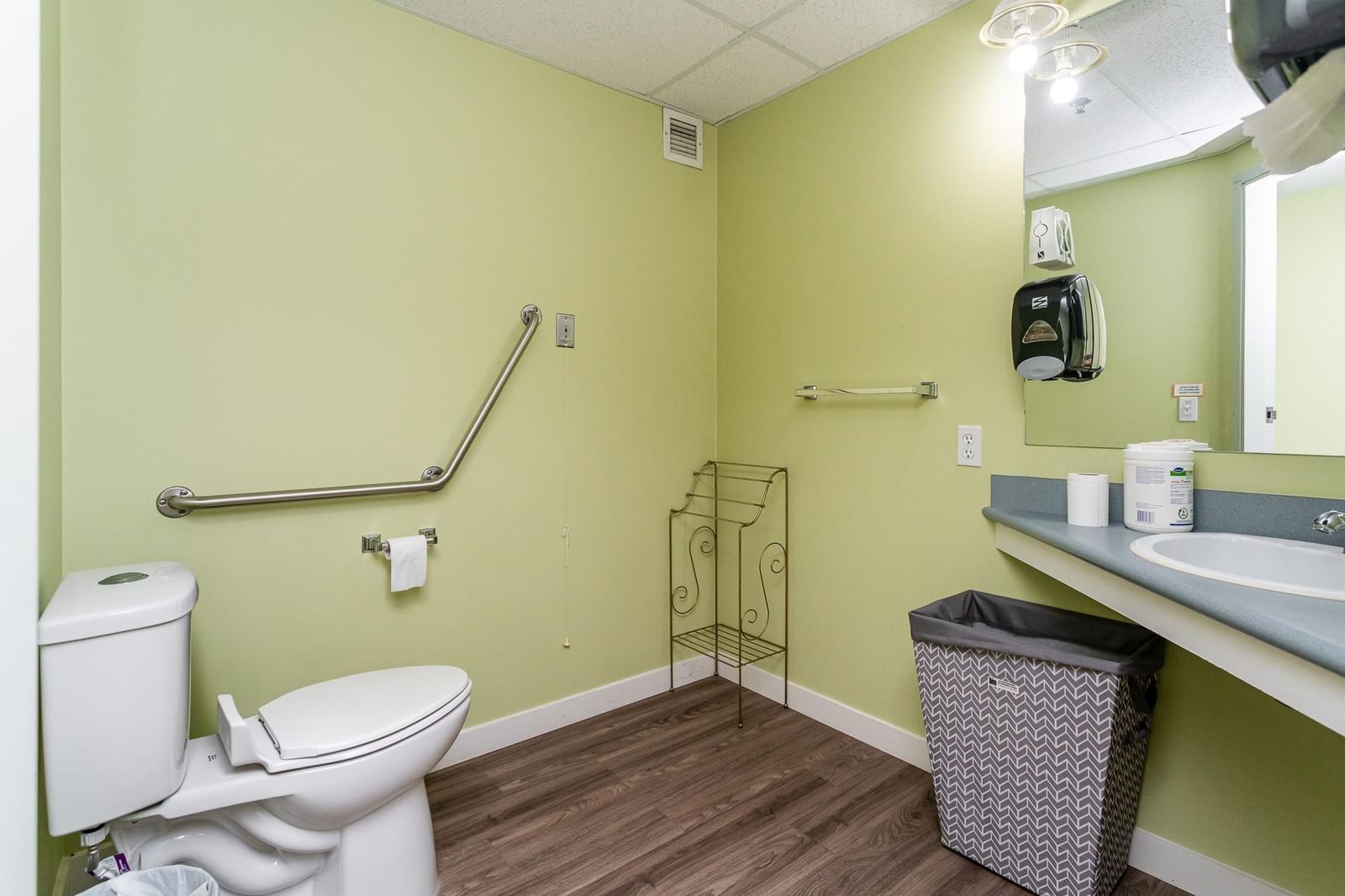 Listing Image 11