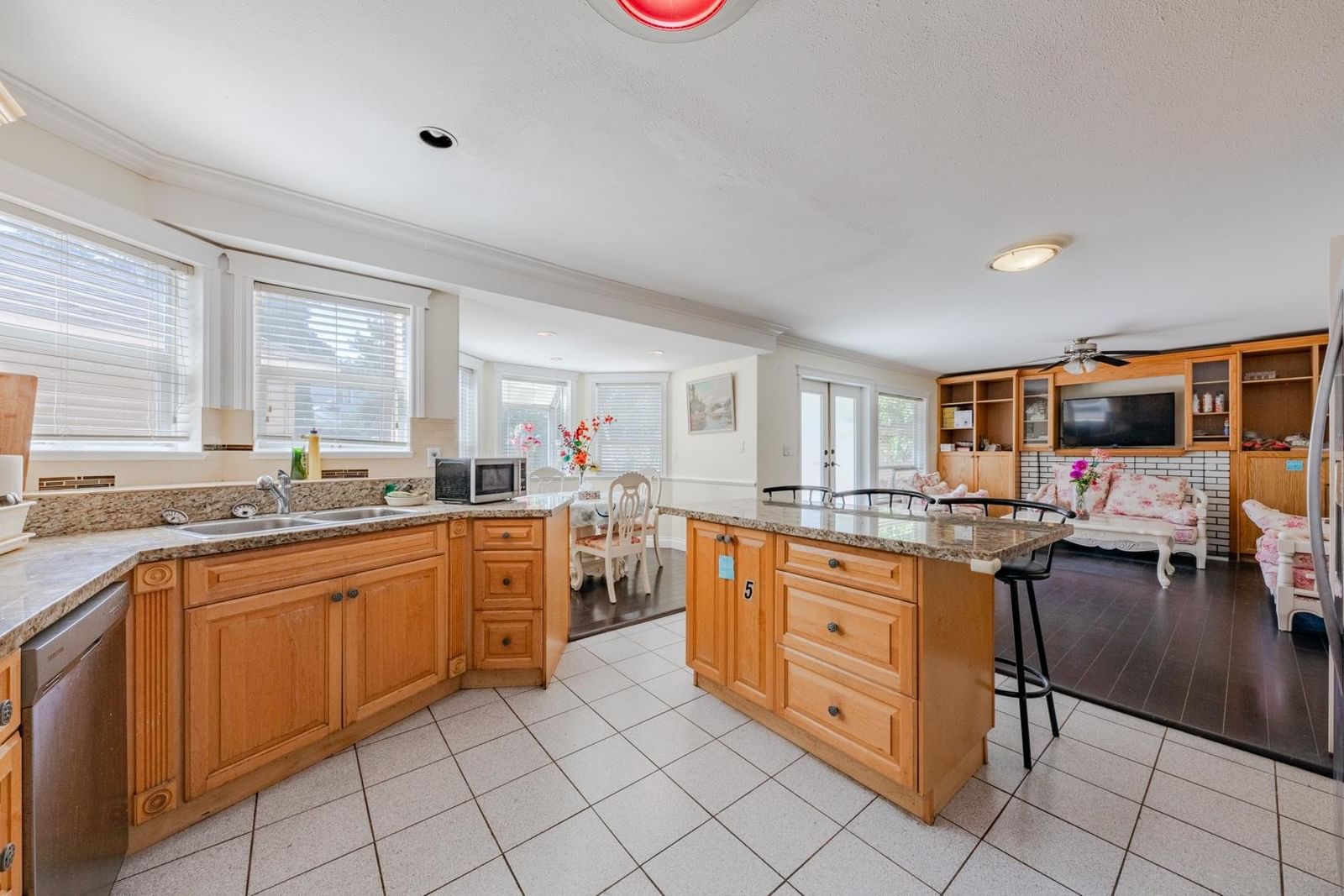 Listing Image 12
