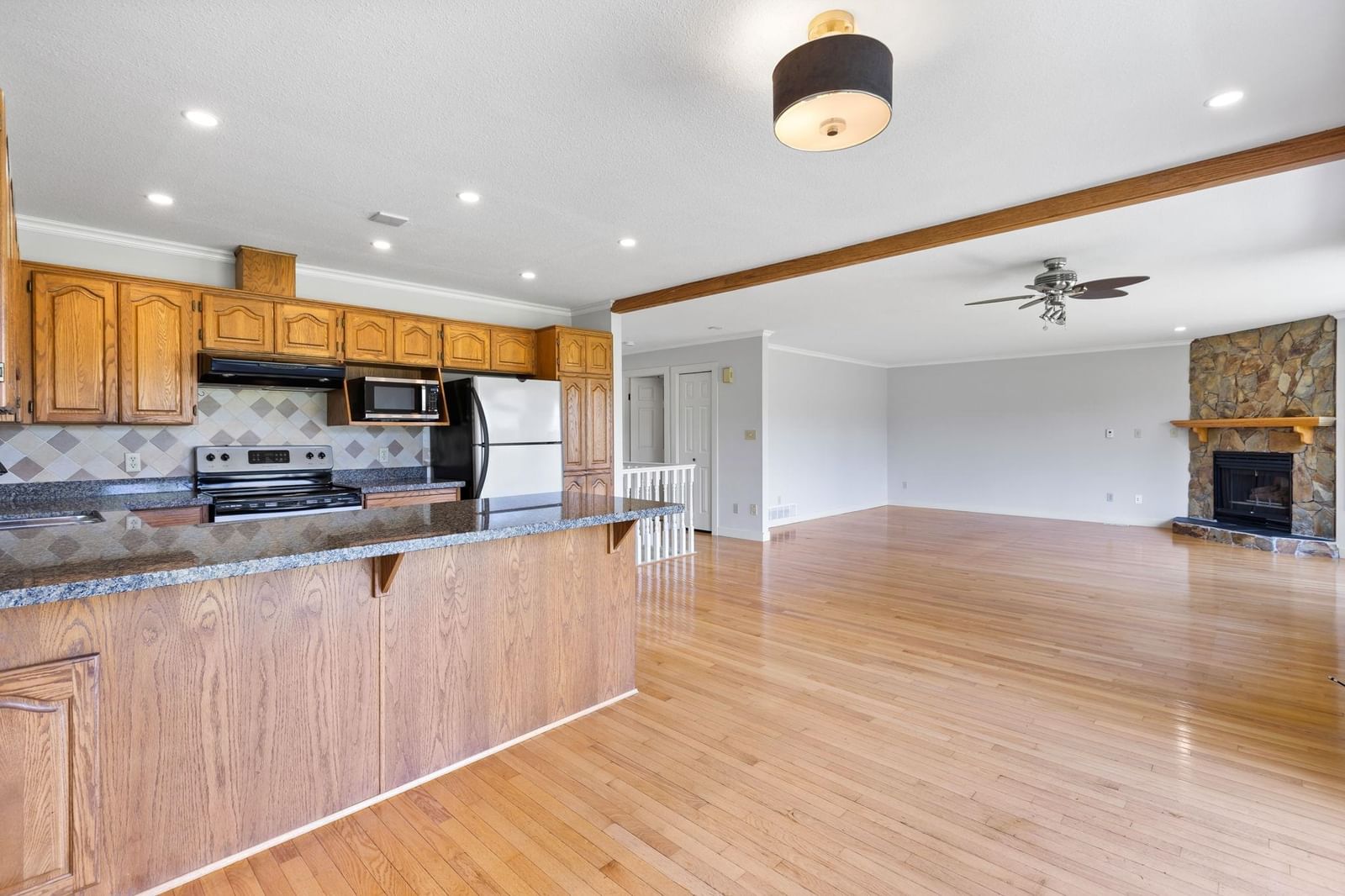 Listing Image 12