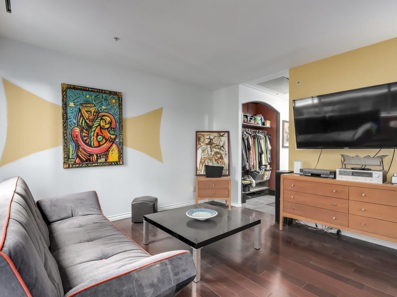 Listing Image 4