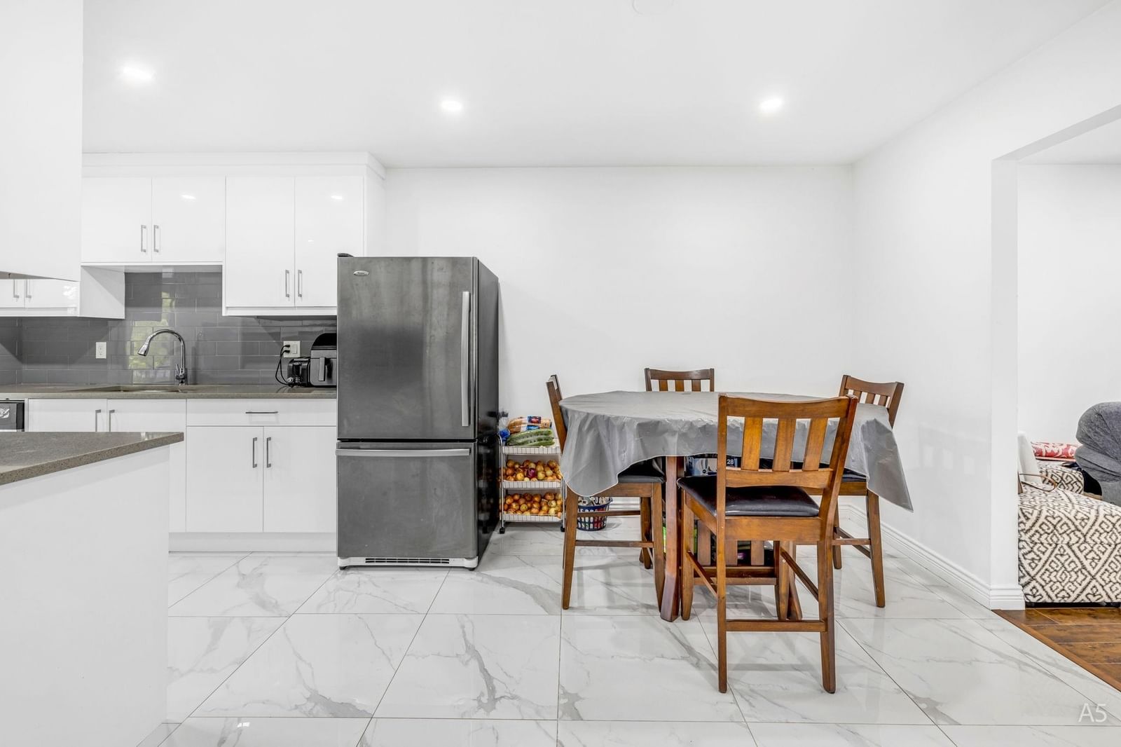 Listing Image 9