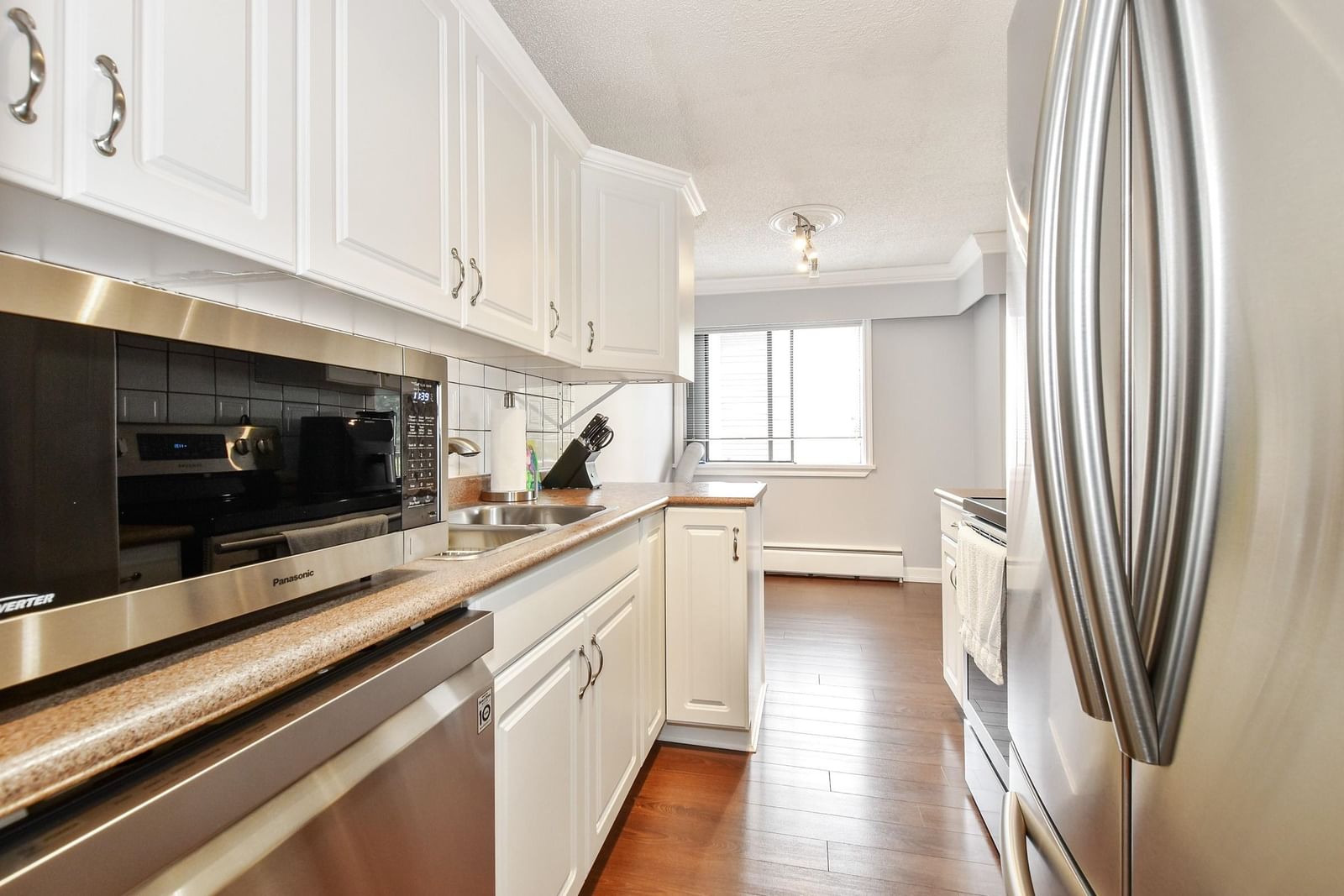 Listing Image 11