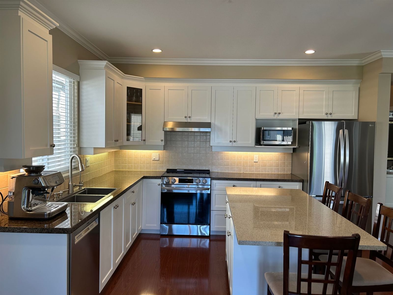 Listing Image 12