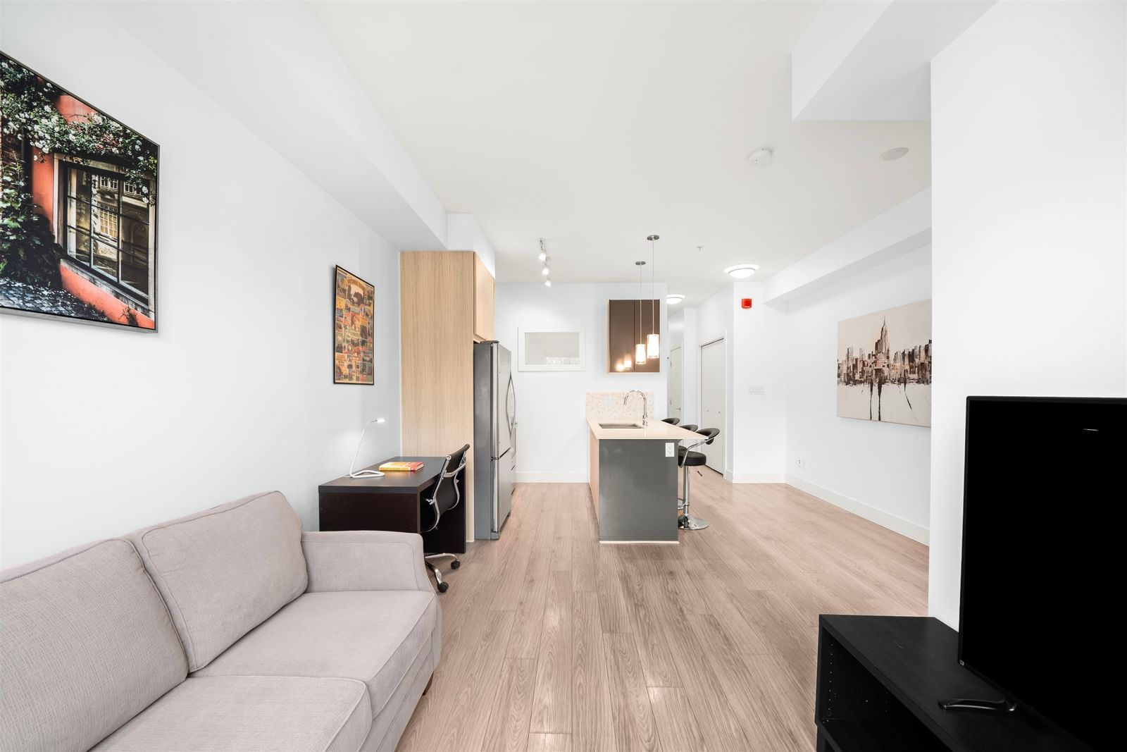 Listing Image 4