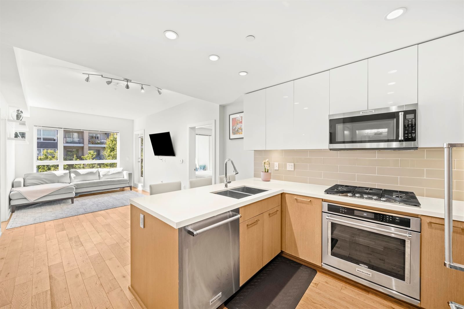 Listing Image 4
