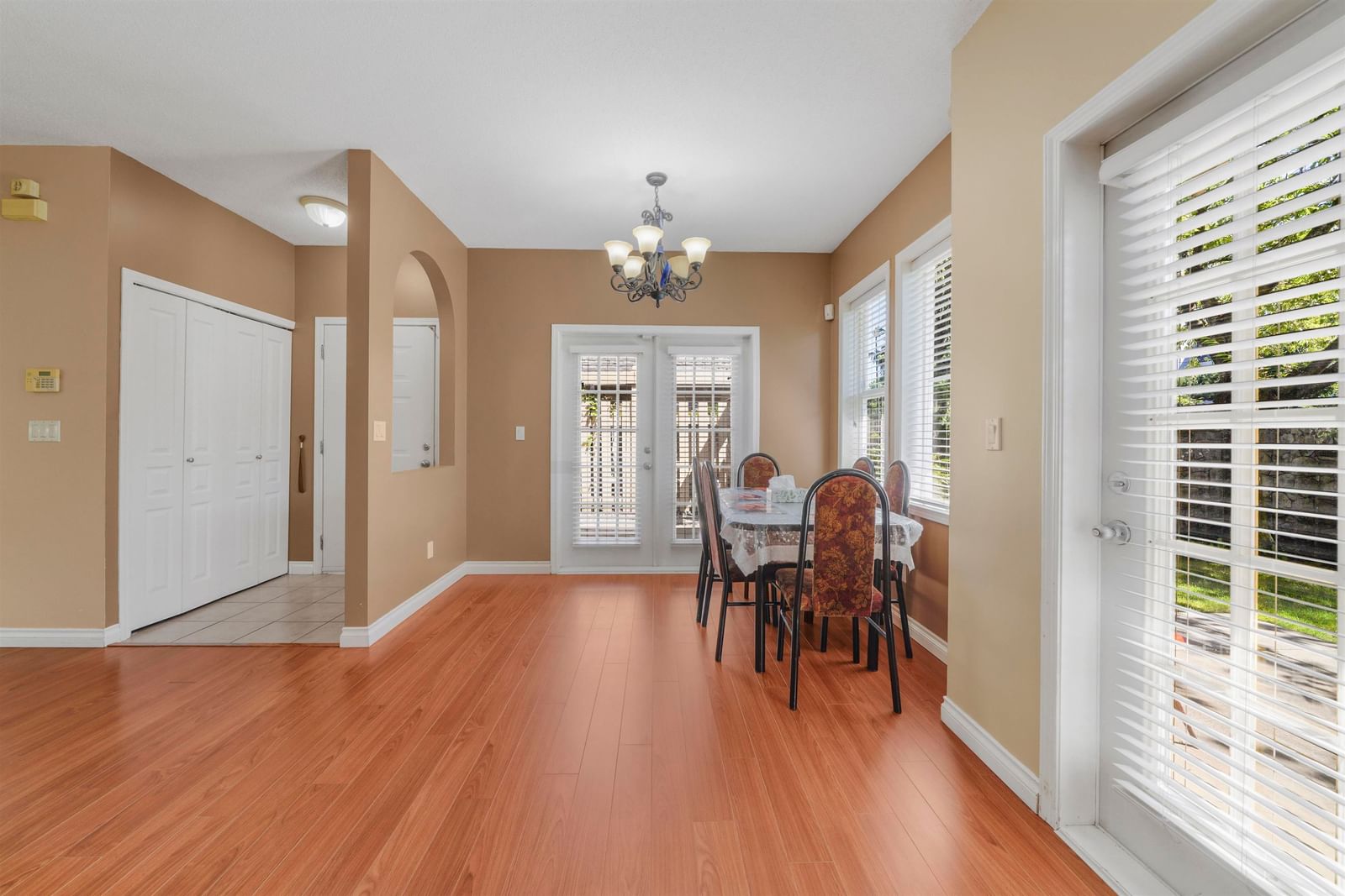 Listing Image 8