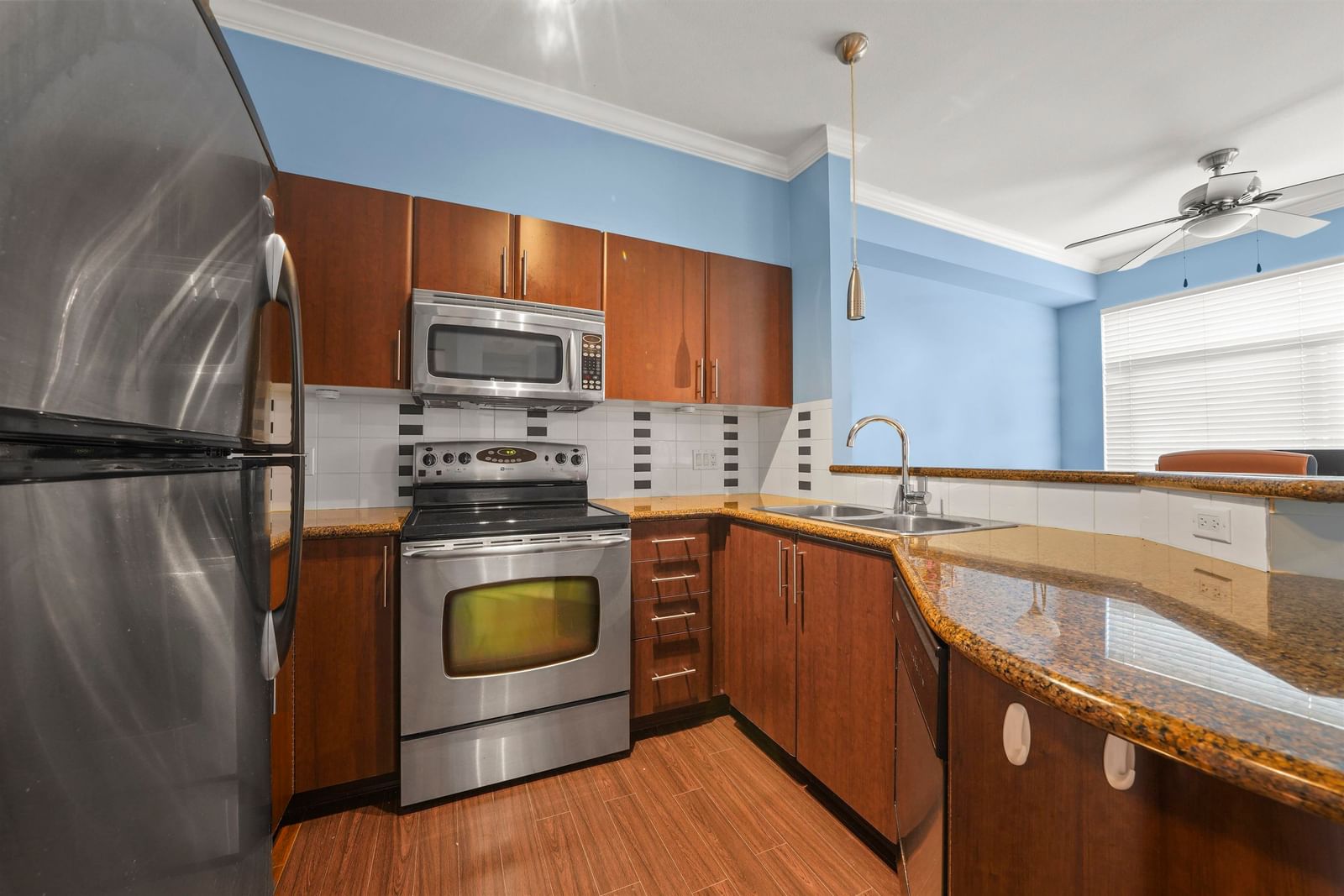 Listing Image 4