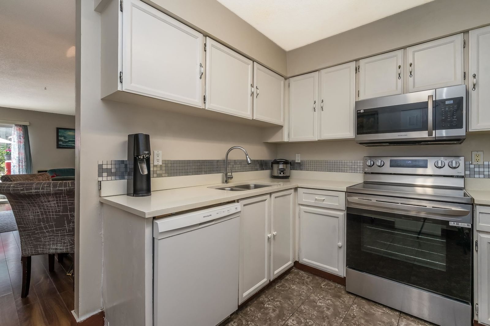 Listing Image 9