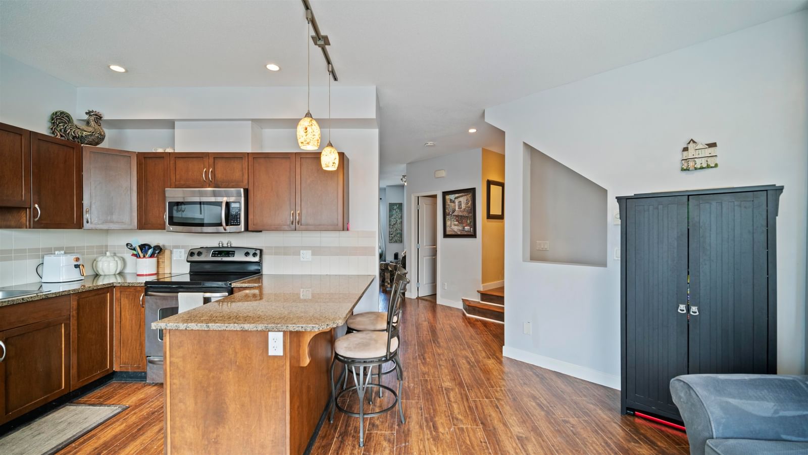 Listing Image 5