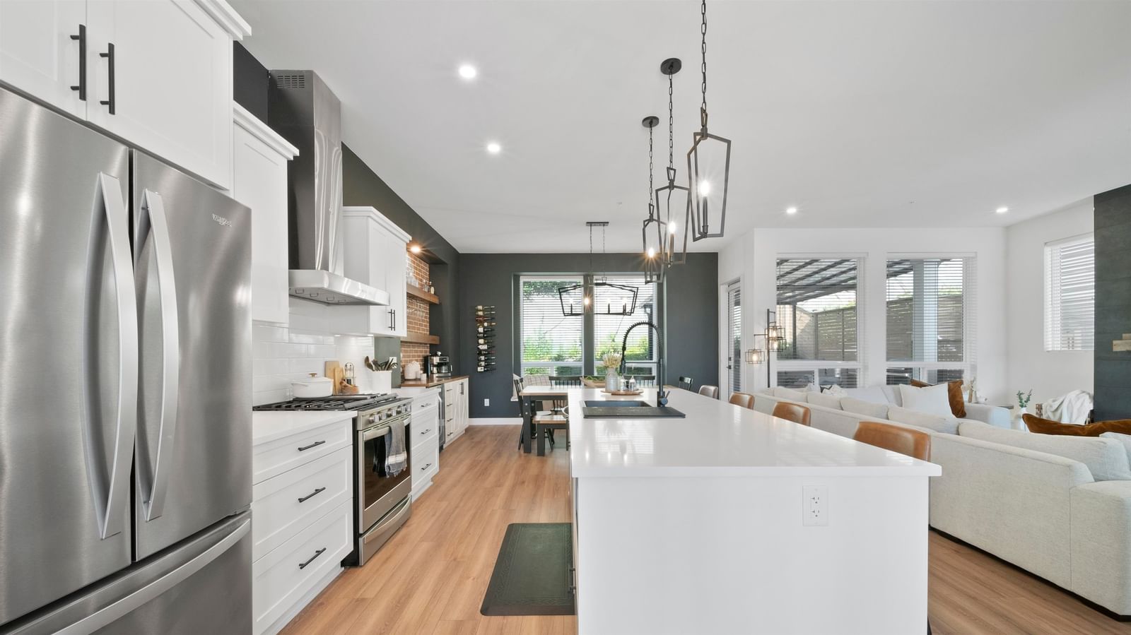 Listing Image 11