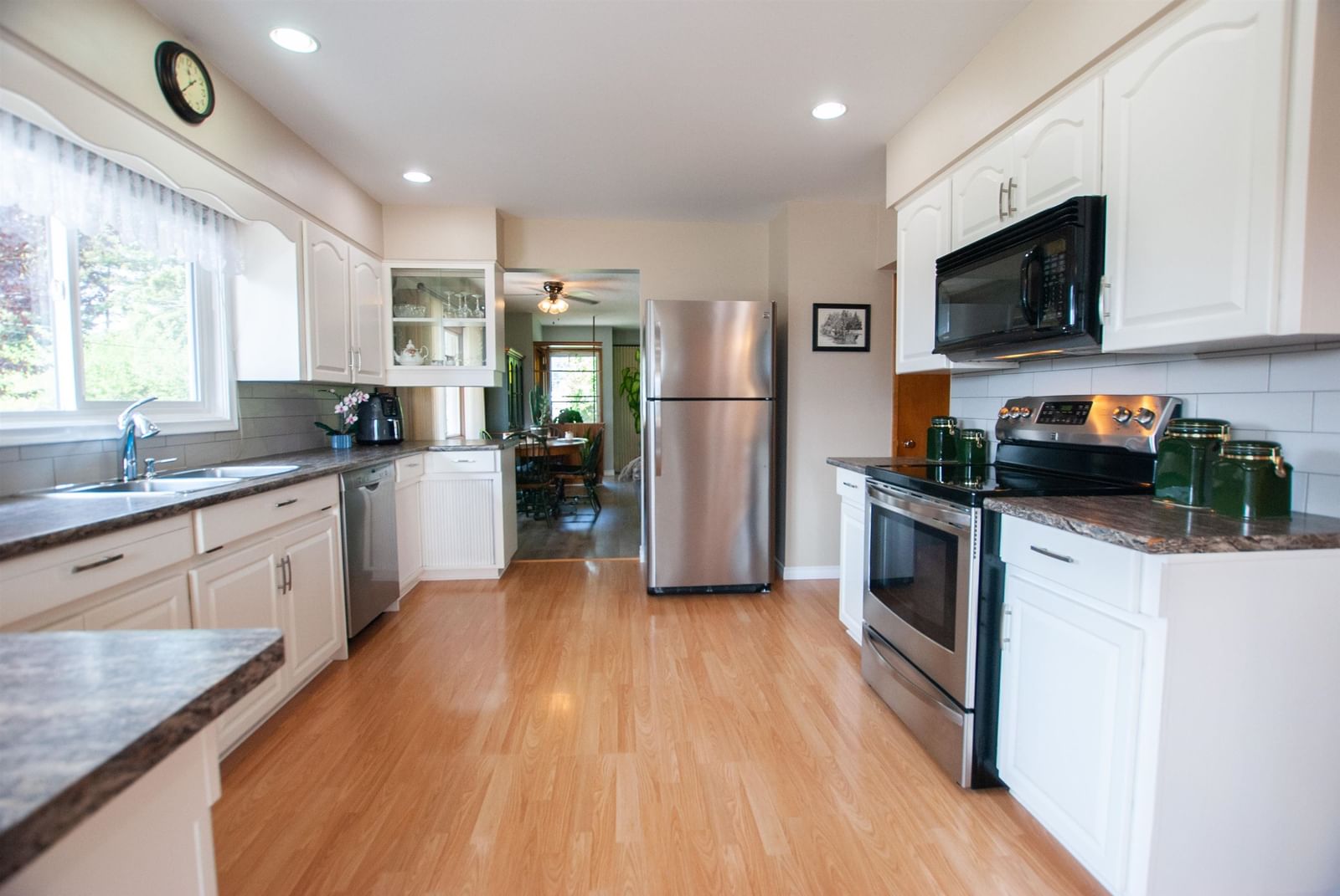 Listing Image 12