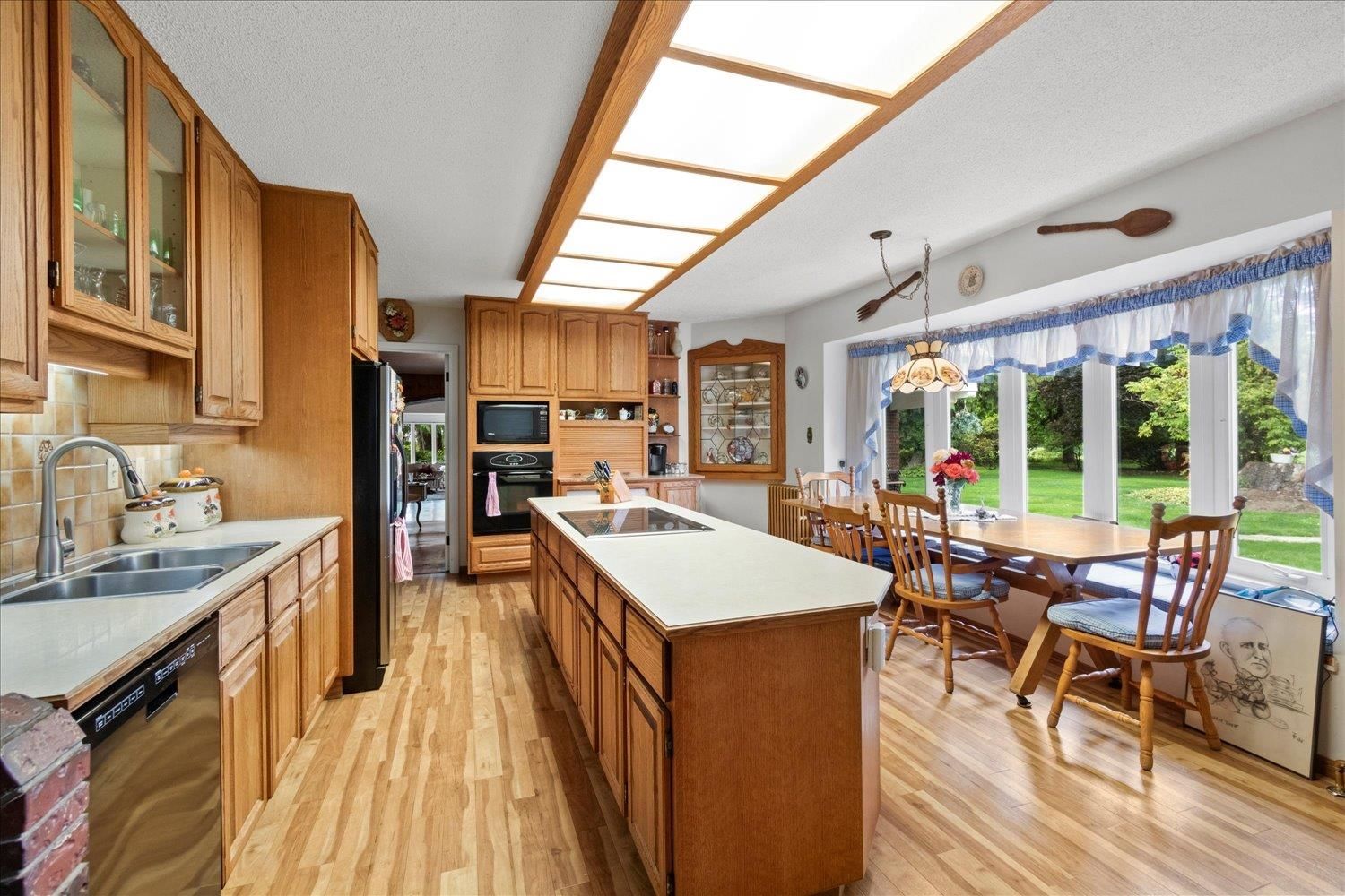 Listing Image 4