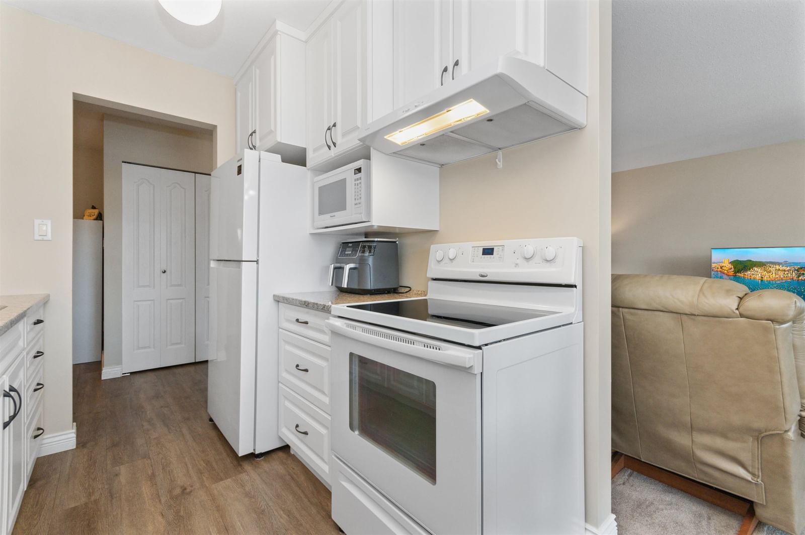 Listing Image 6