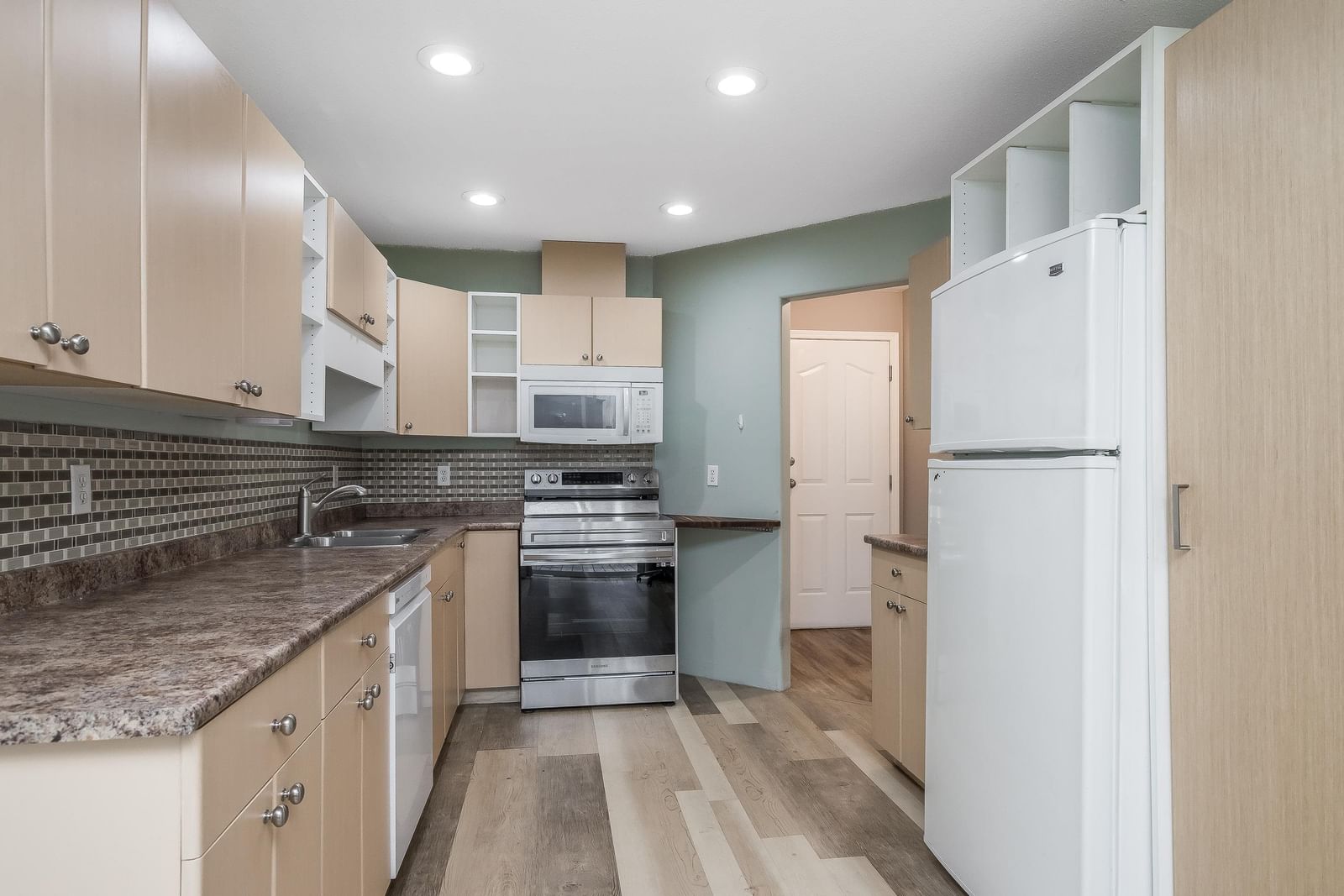 Listing Image 10