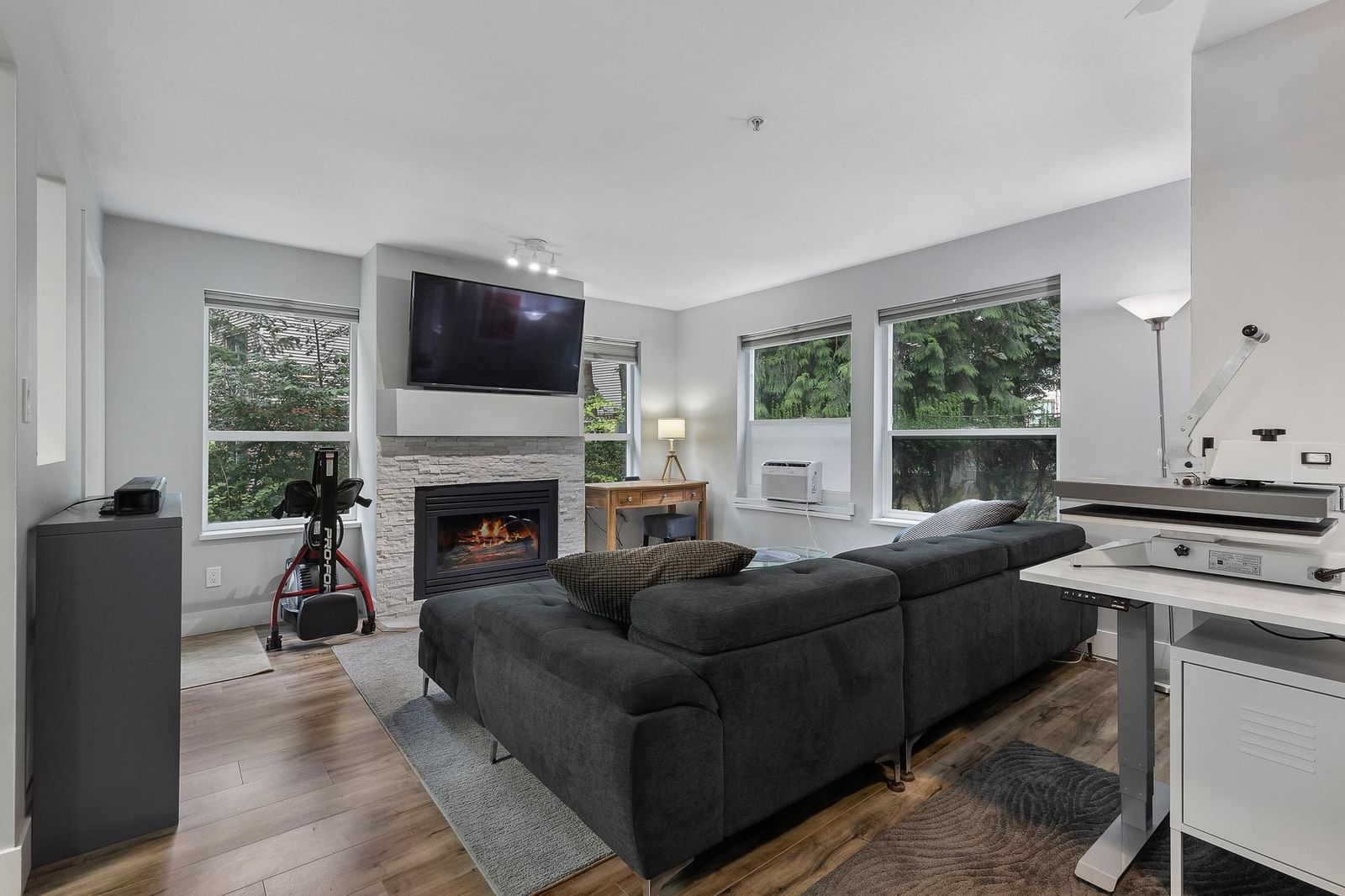 Listing Image 12
