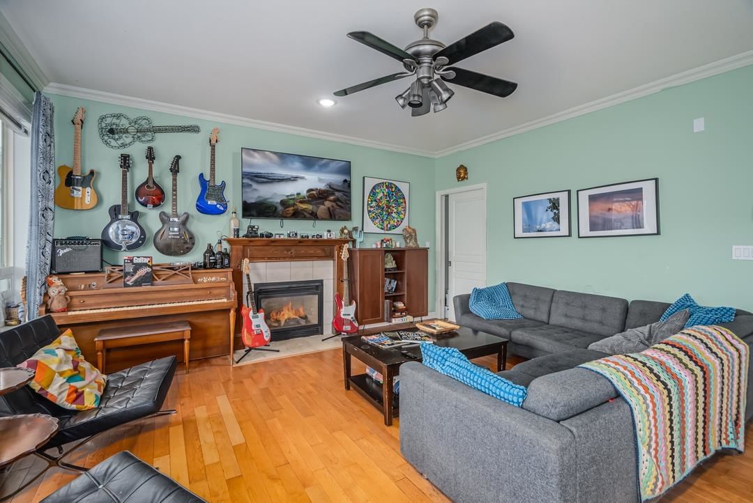 Listing Image 4