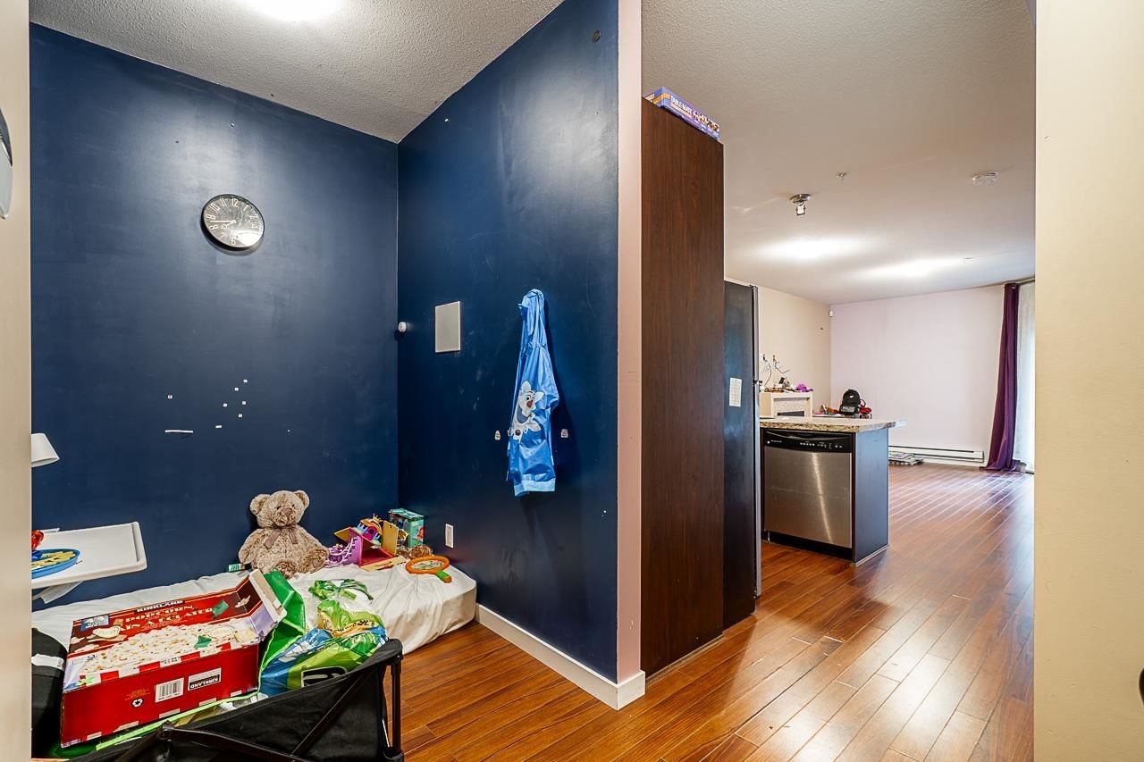 Listing Image 4